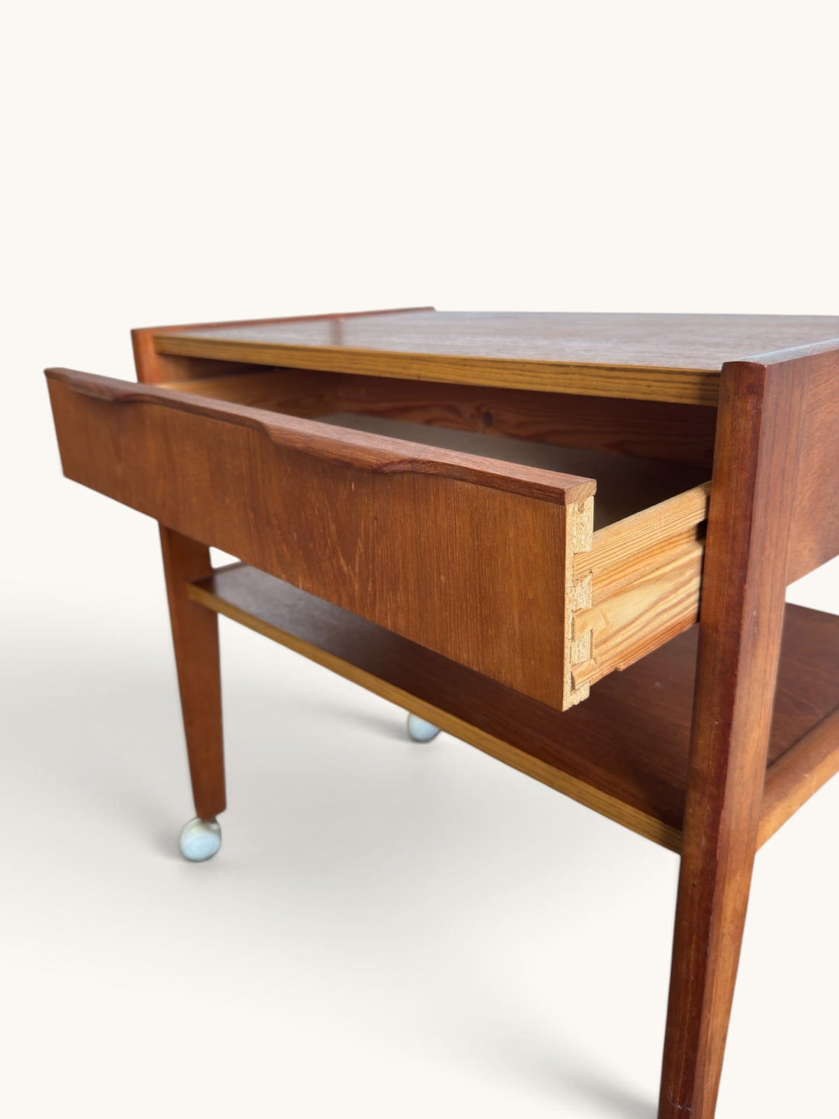 Deense vintage teak trolley op zwenkwieltjes met lade