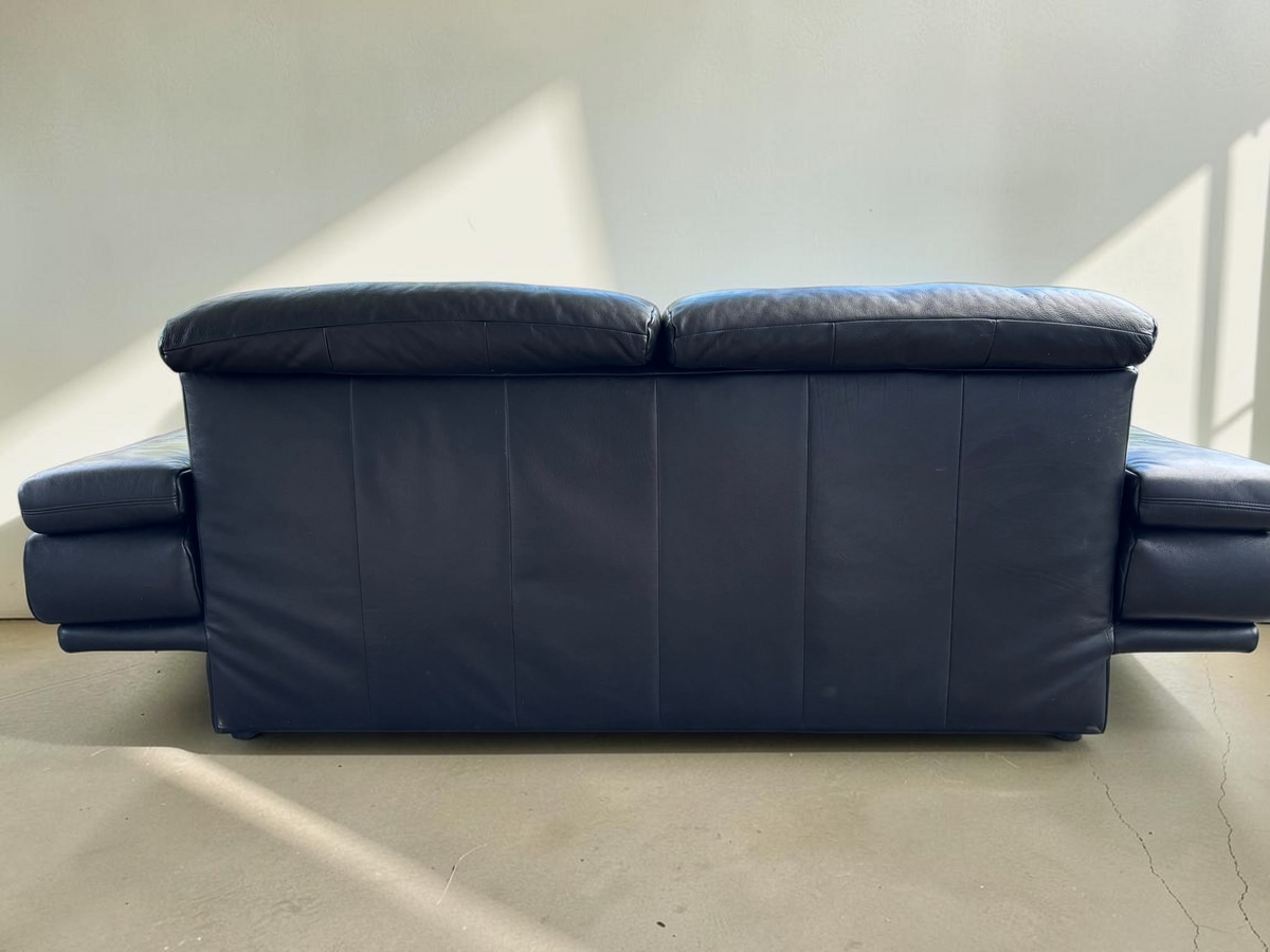 tessvintage Rolf Benz 6500 3-zitsbank in zwart leer met brede armleuningen en een robuust jaren 80 design