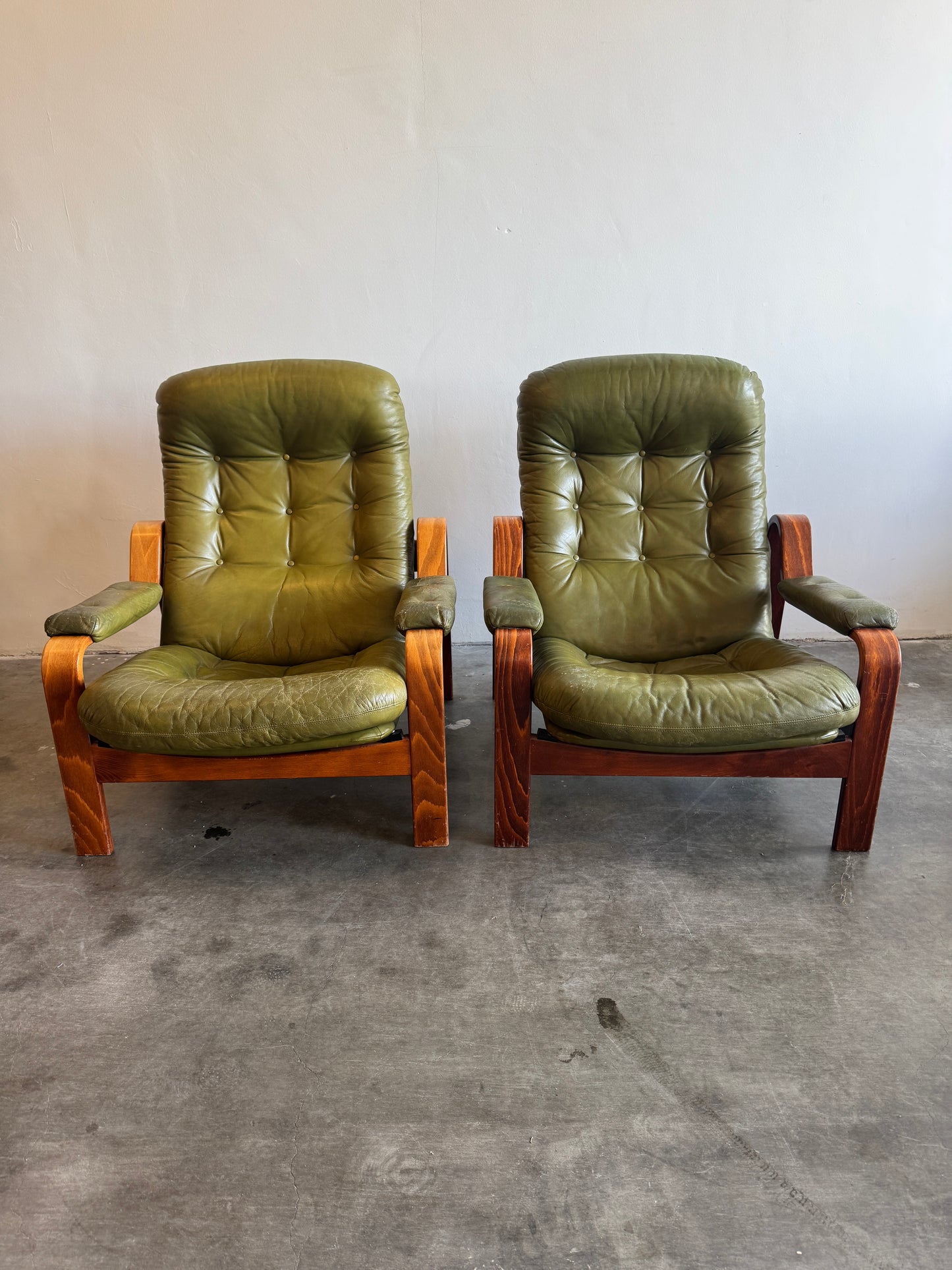Set van 2 olijfgroene loungestoelen – Göte Möbler, Zweden, jaren 70