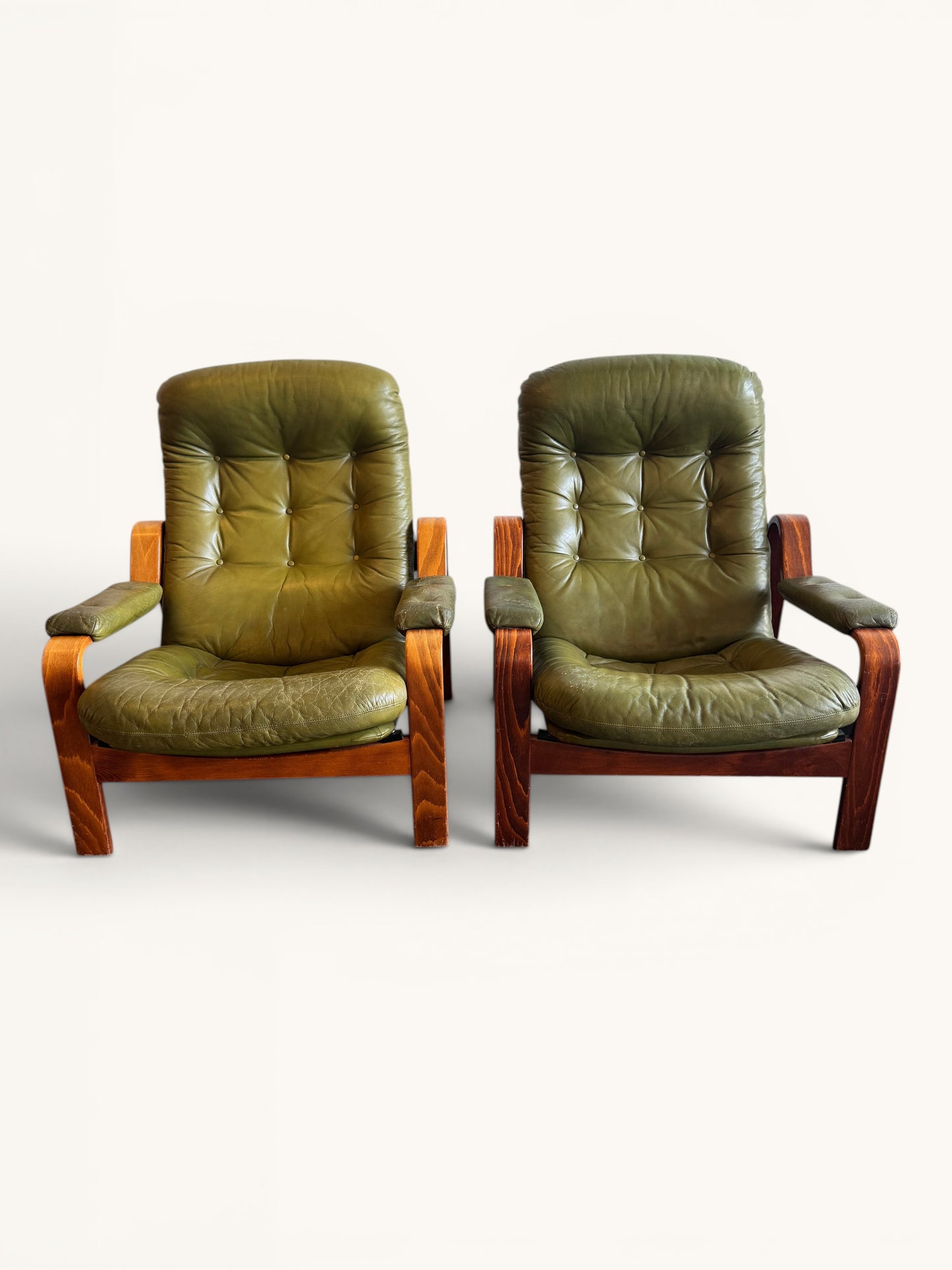 Set van 2 olijfgroene loungestoelen – Göte Möbler, Zweden, jaren 70