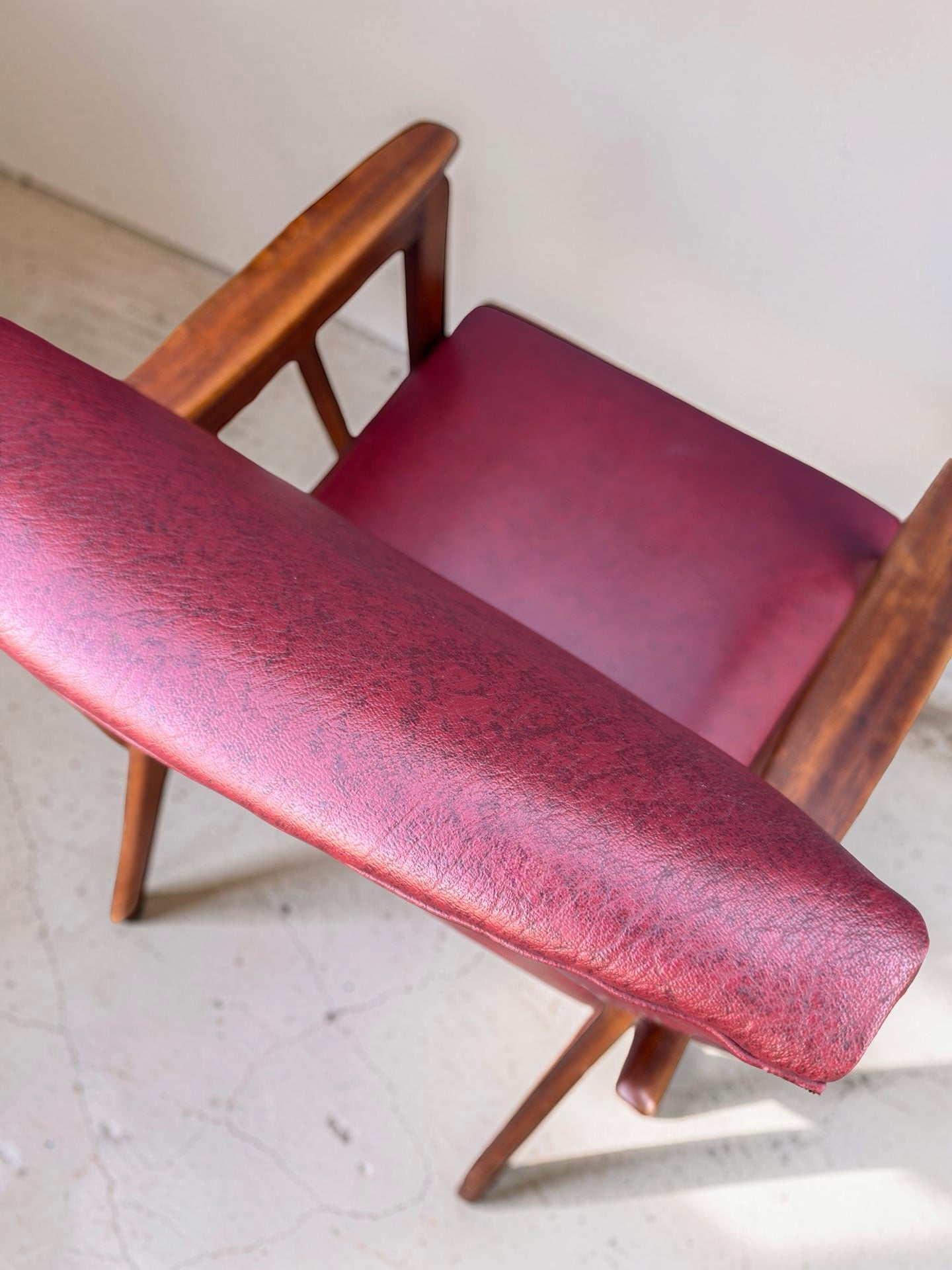 Set vintage design fauteuils – rood skai & teakhout (jaren ’60)