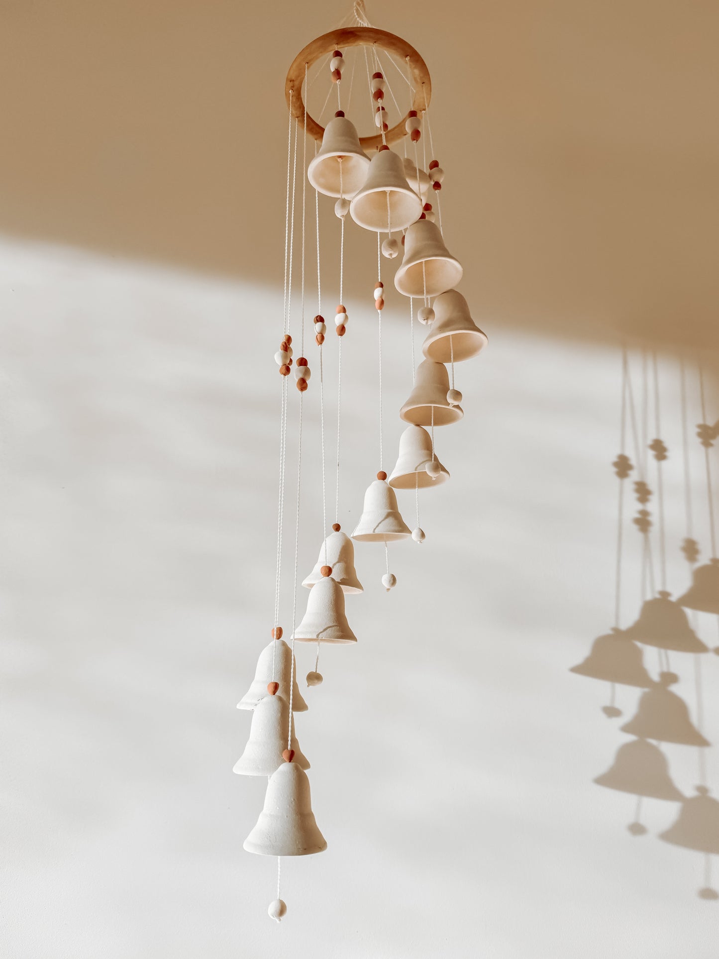 Keramieken windgong met vogeltje - vintage handgemaakte hanger - 68cm