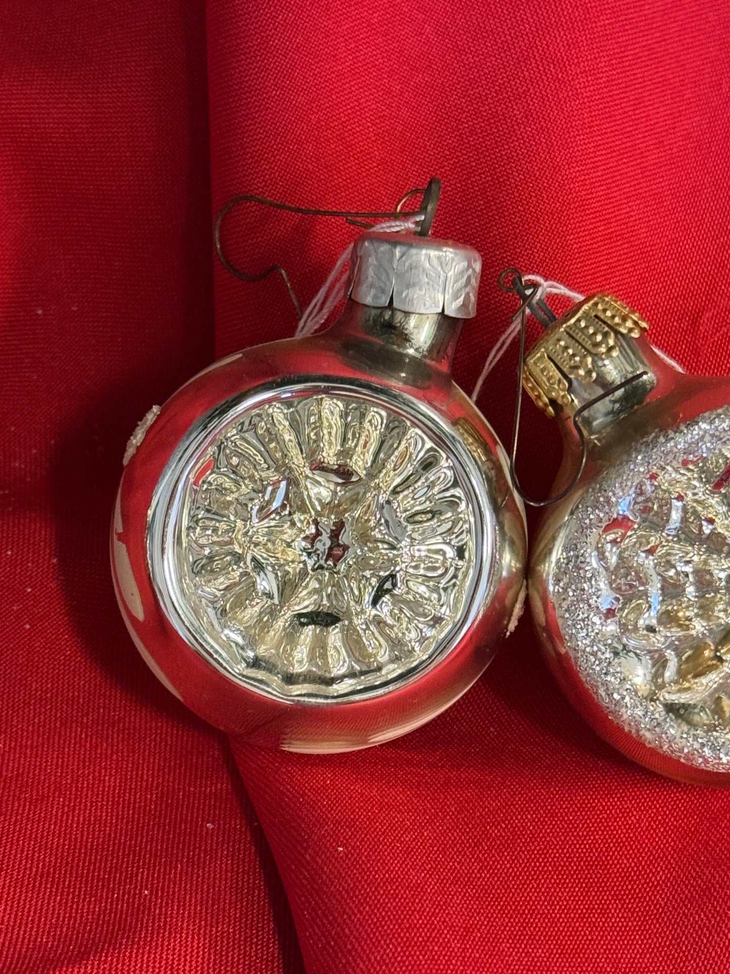 Set van 2 vintage mondgeblazen deuk kerstballen