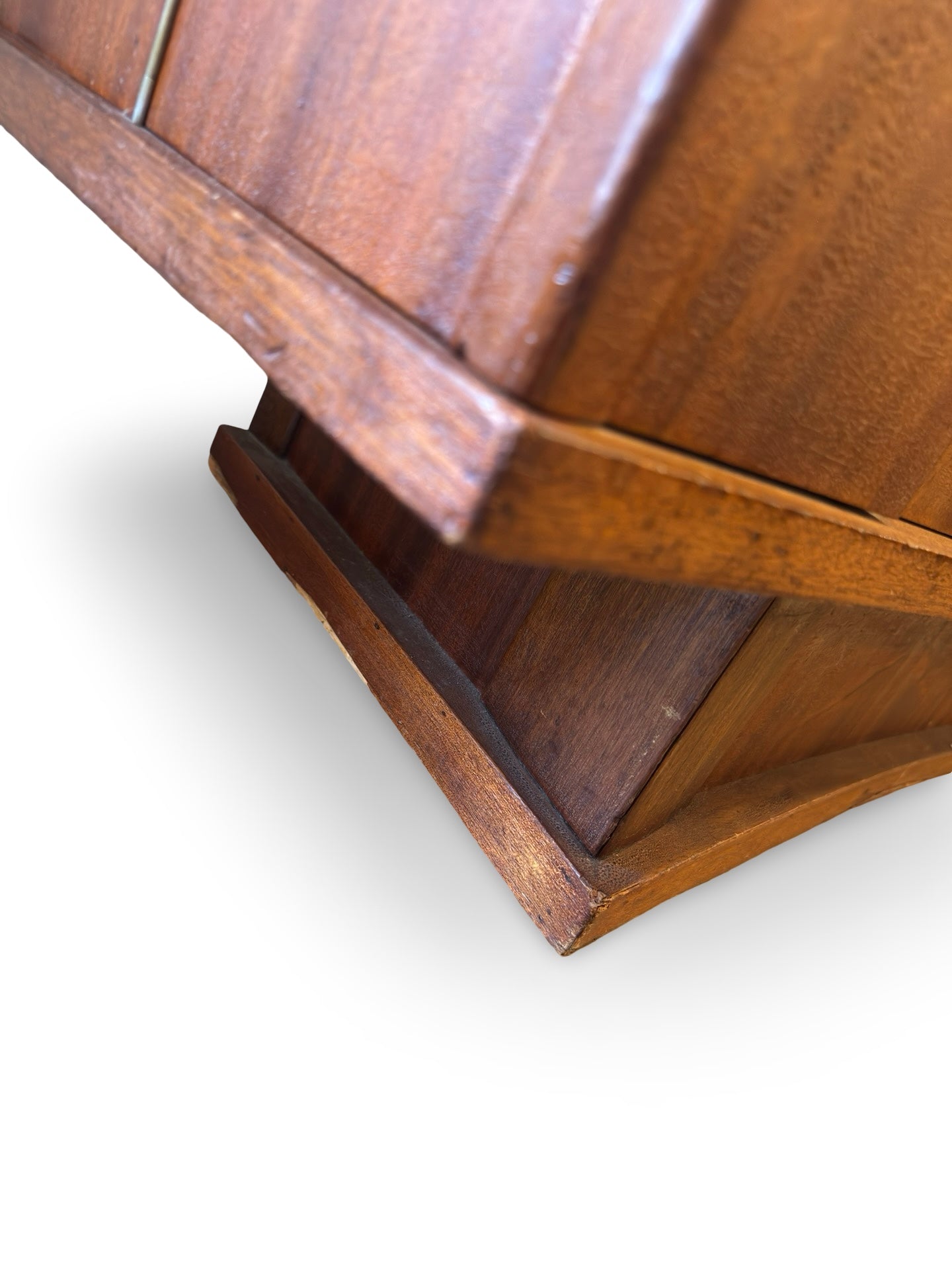 Vintage houten dressoir met bijzondere details, jaren 50