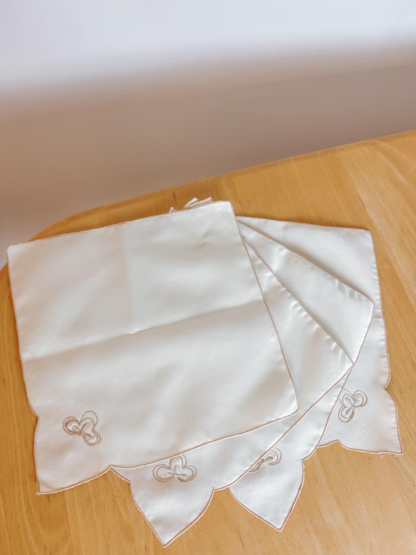Set van 4 vintage witte satijnen servetten