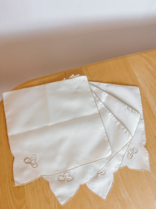 Set van 4 vintage witte satijnen servetten