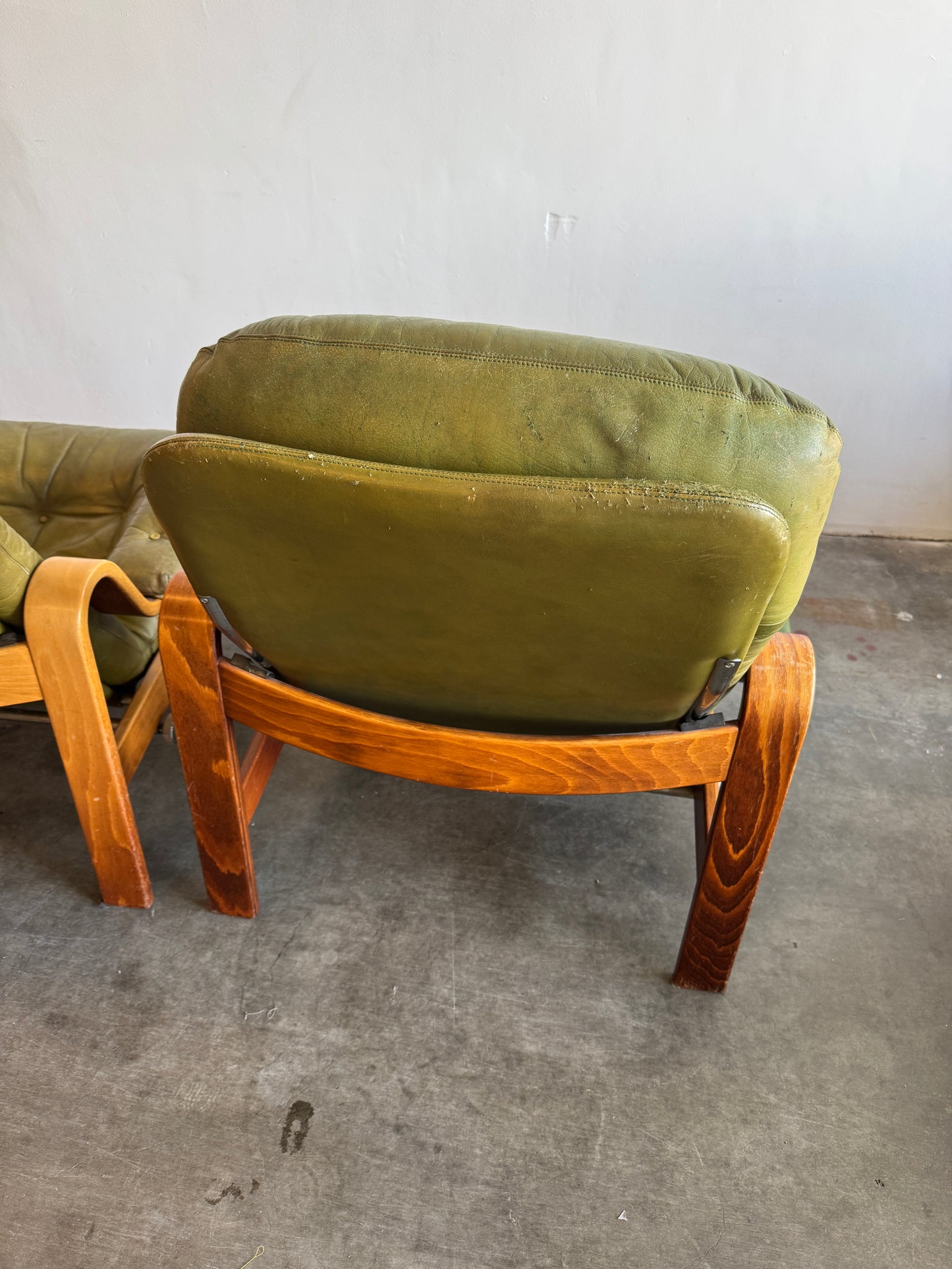 Set van 2 olijfgroene loungestoelen – Göte Möbler, Zweden, jaren 70