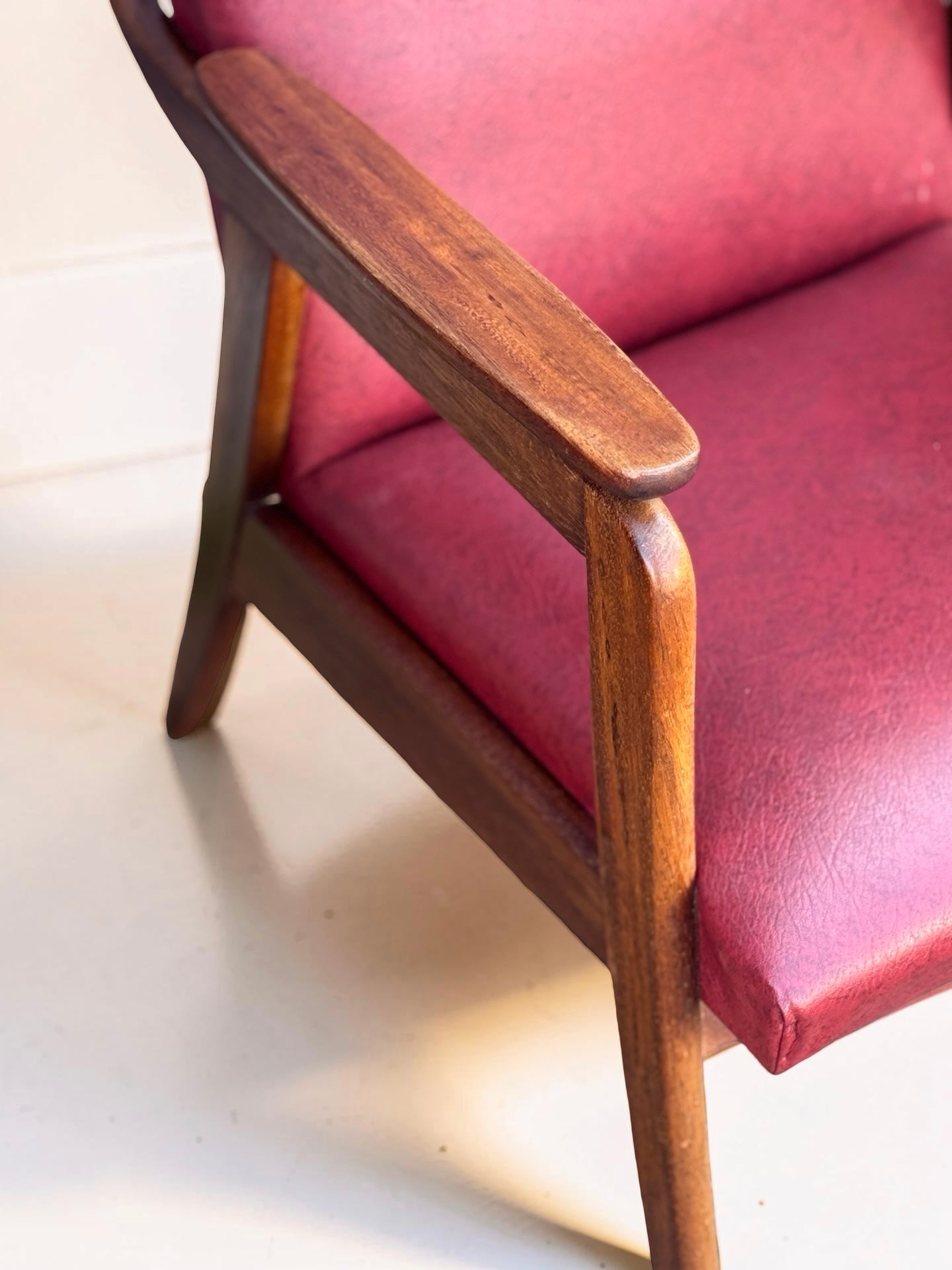 Set vintage design fauteuils – rood skai & teakhout (jaren ’60)
