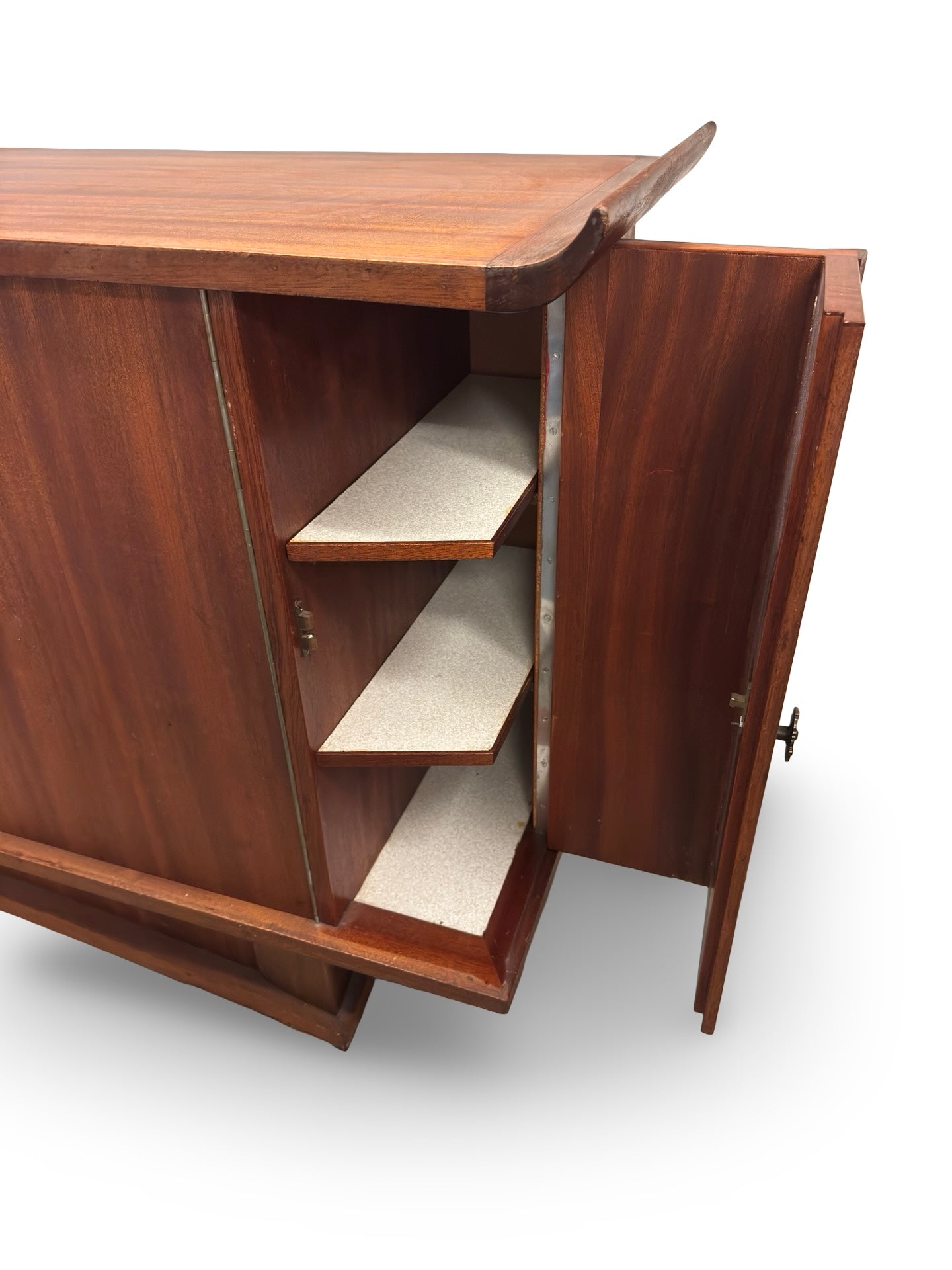 Vintage houten dressoir met bijzondere details, jaren 50