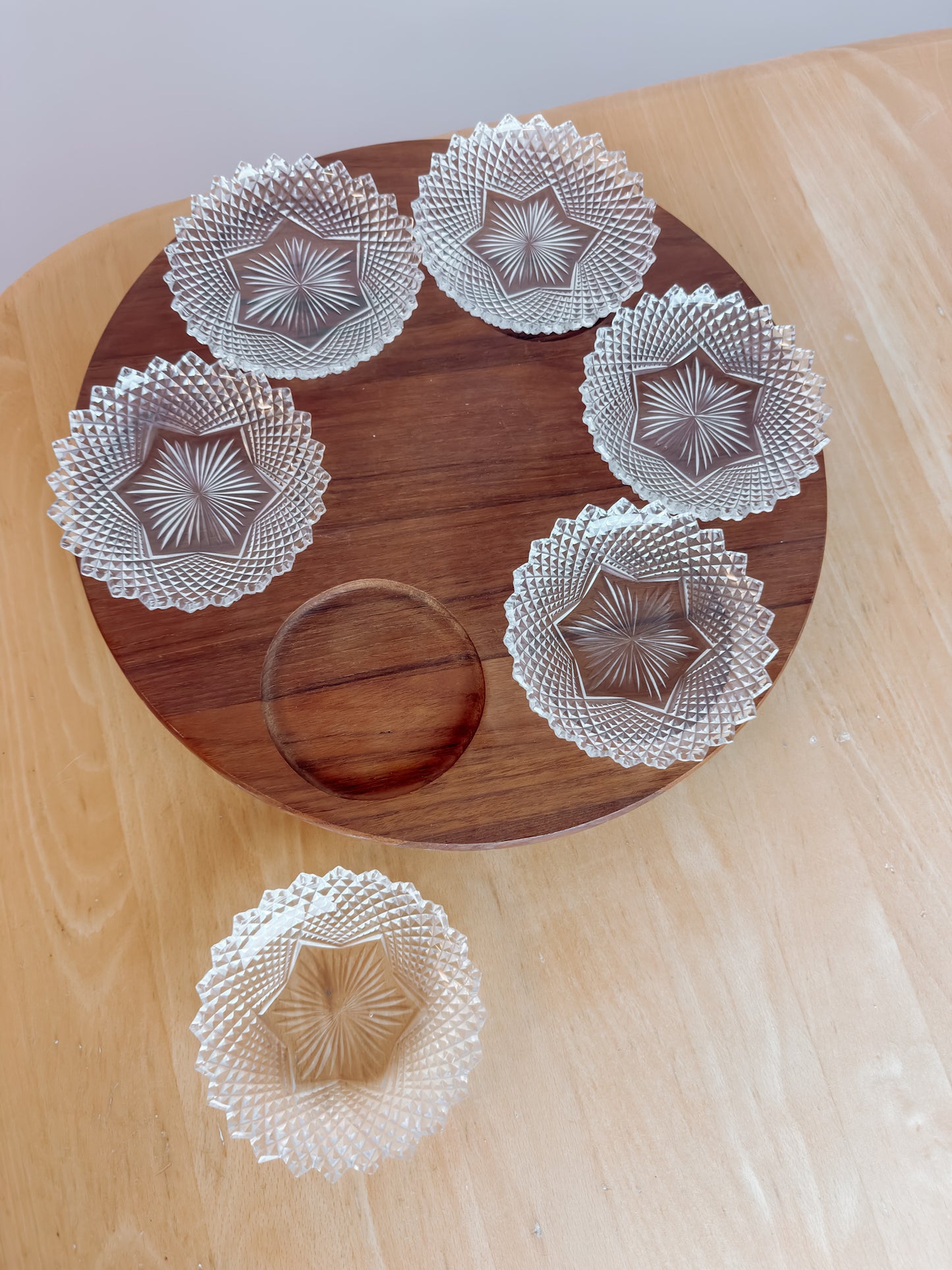 Teakhouten "Lazy Susan" draaibaar borrelplateau met kristalglazen schaaltjes
