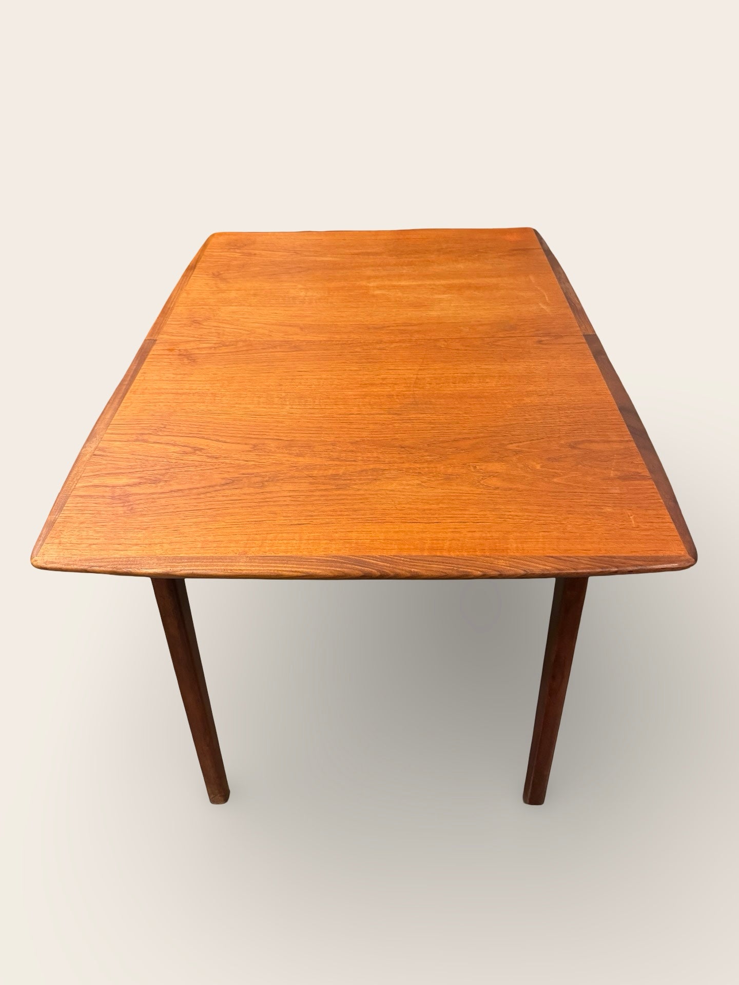 Uitschuifbare eettafel van Louis van Teeffelen voor Wébé