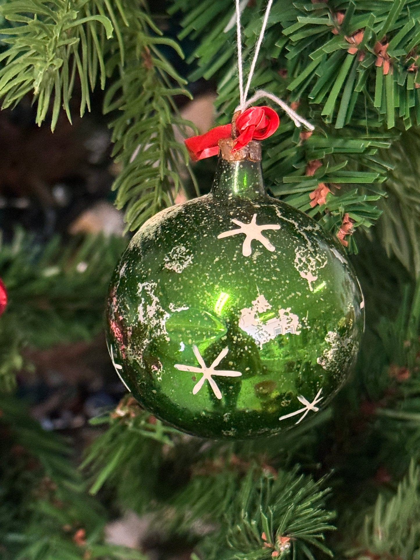 Vintage groene glazen kerstbal