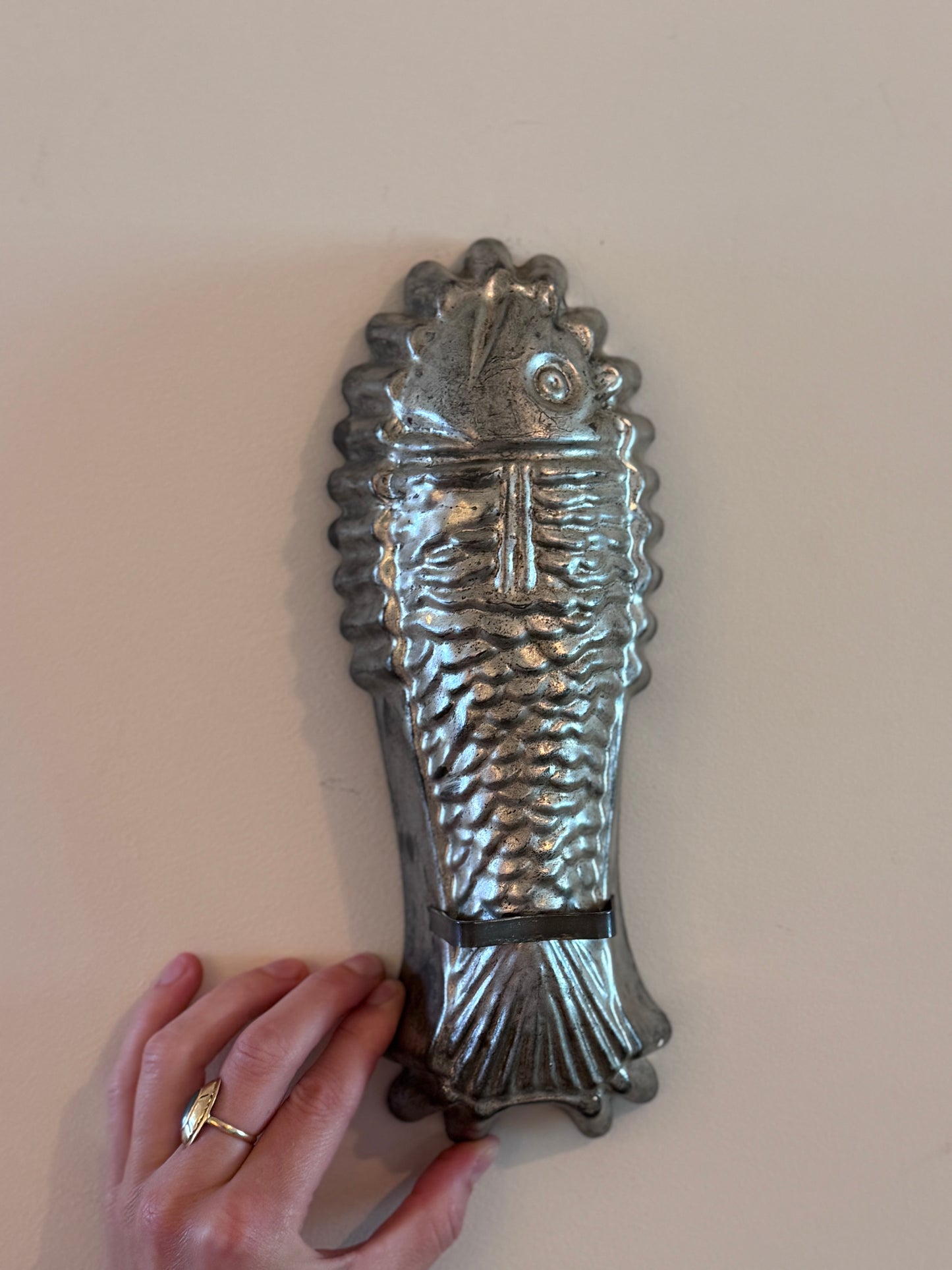 Vintage en antieke visbakvormen voor aan de muur