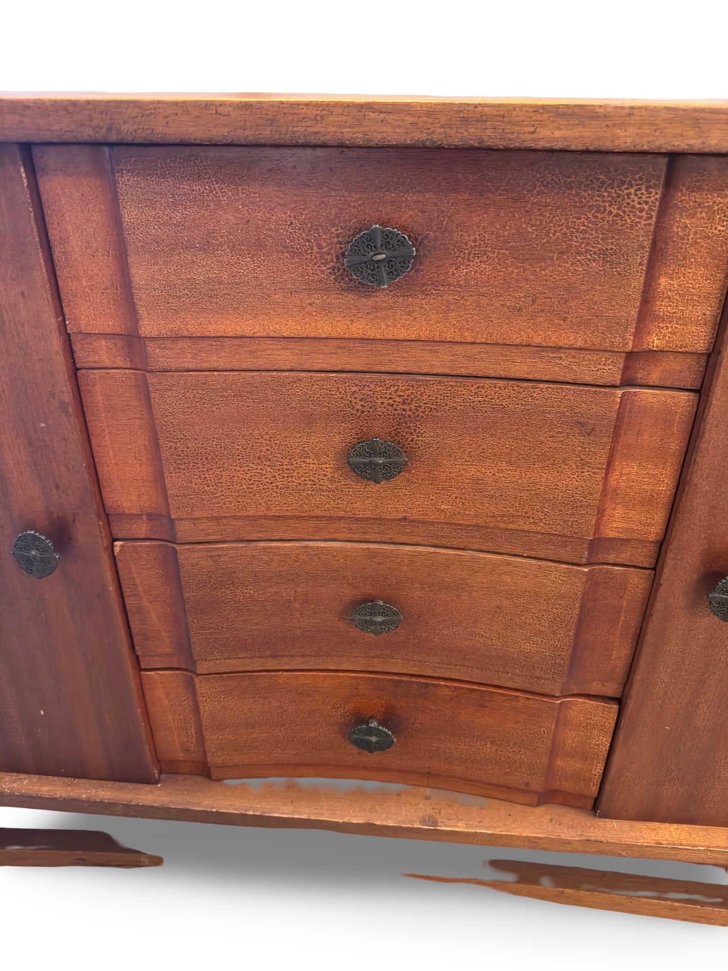 Vintage houten dressoir met bijzondere details, jaren 50