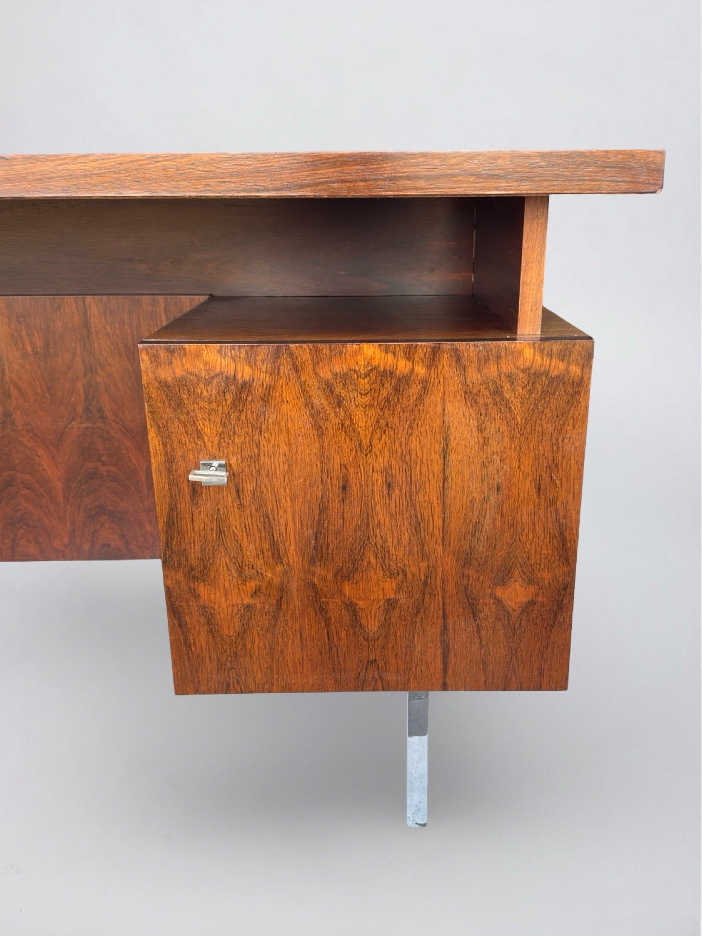 Vrijstaand vintage palissander bureau, jaren 60