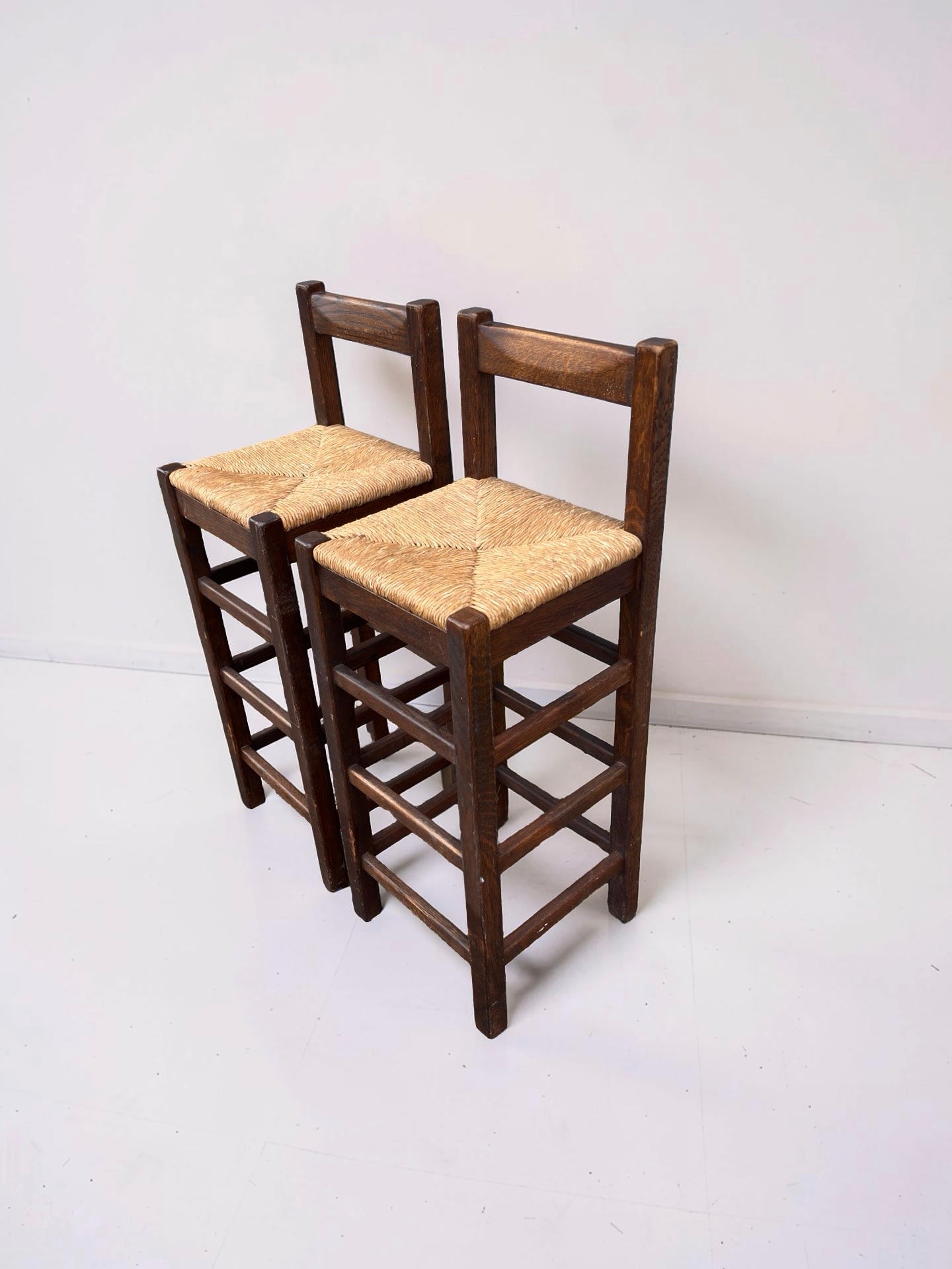Set van 2 vintage houten barkrukken met biezen zitting