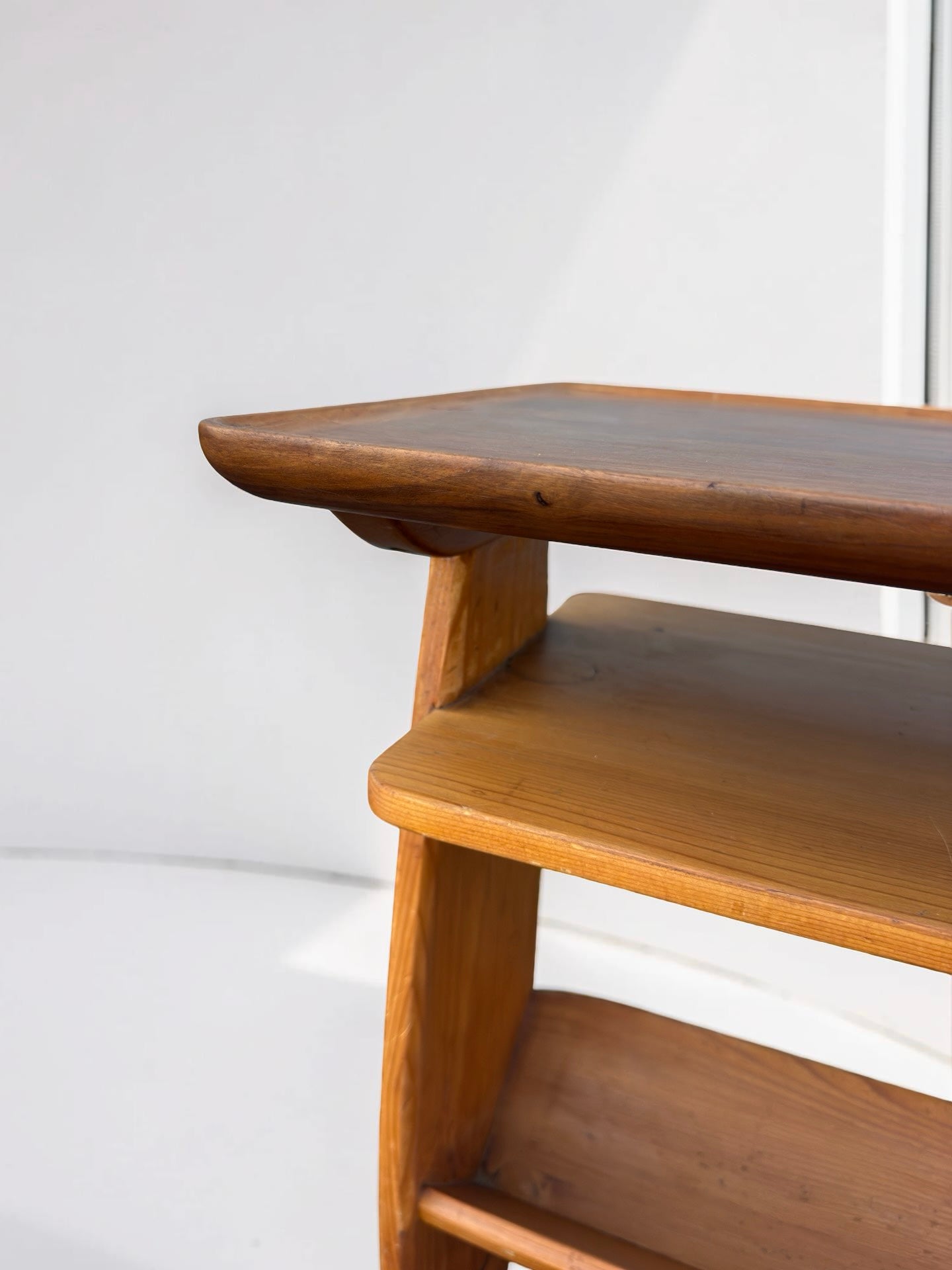 Bijzettafel met lectuurrek en teakhouten blad