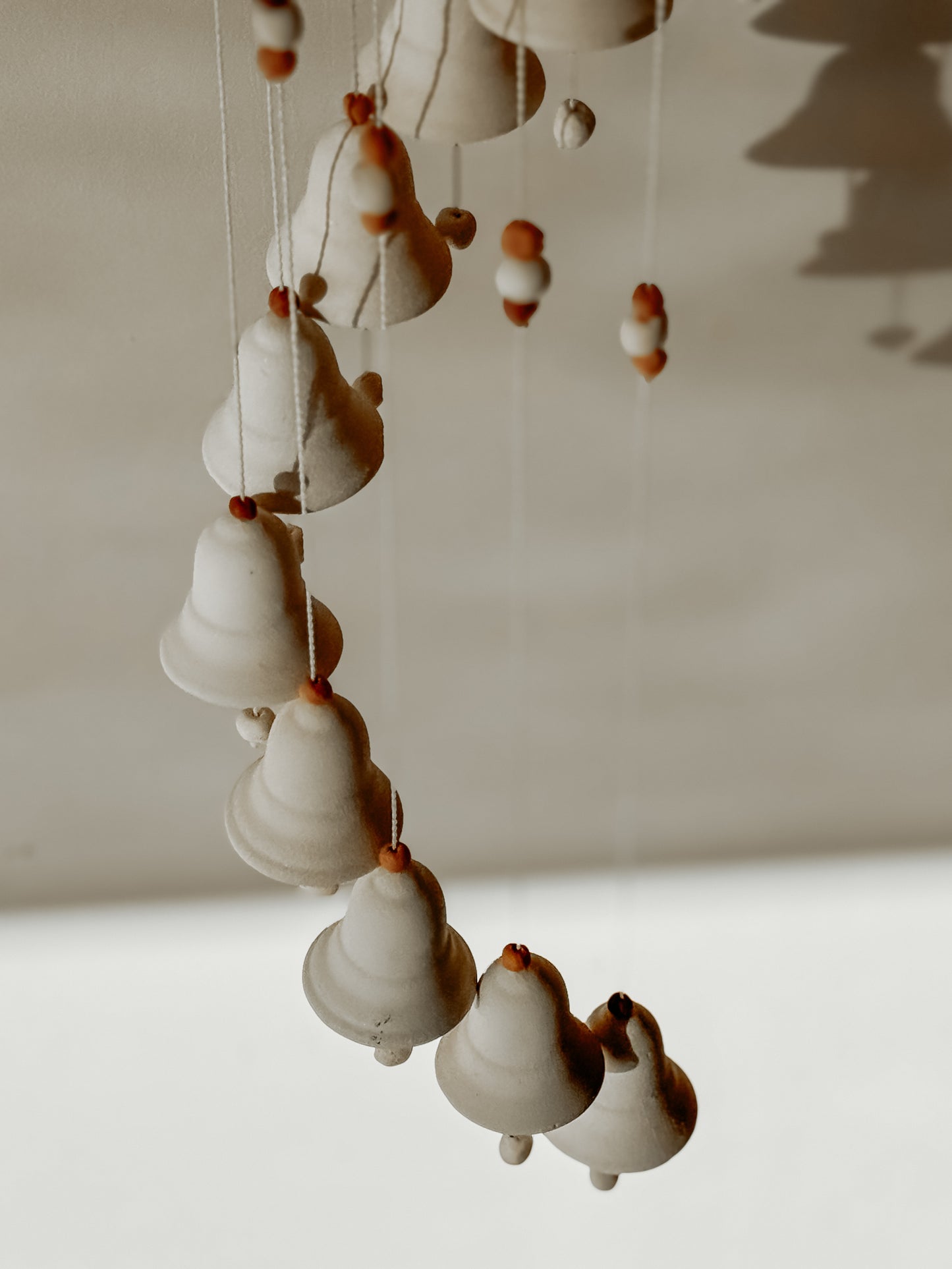 Keramieken windgong met vogeltje - vintage handgemaakte hanger - 68cm