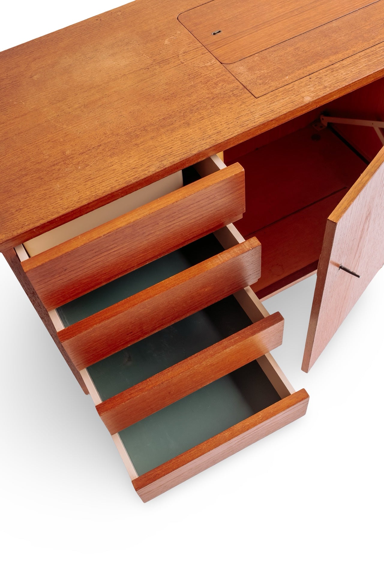 Vintage dressoir met lades en deurtje