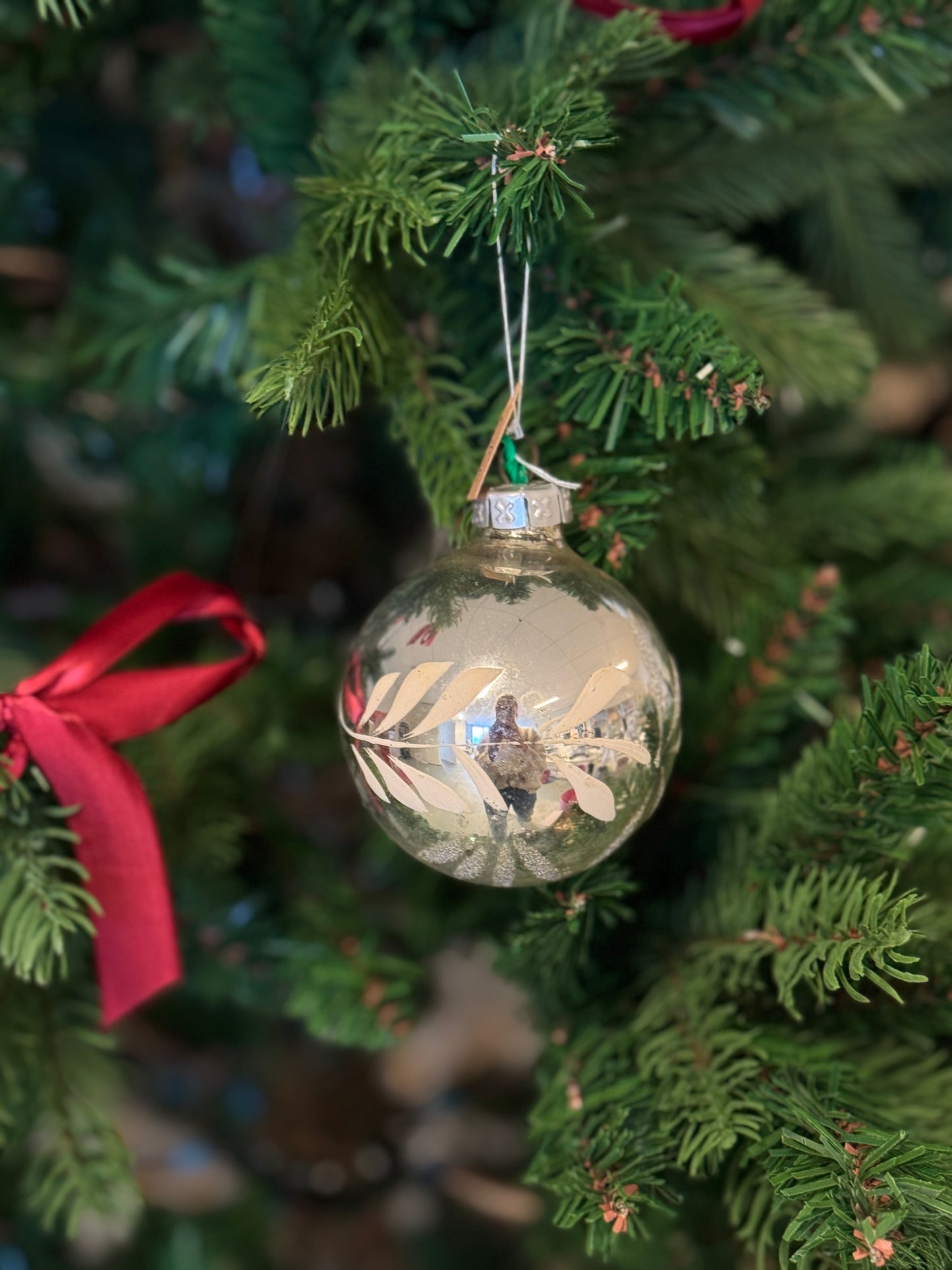 Grote handgemaakte vintage glazen kerstbal zilver gesuikerd