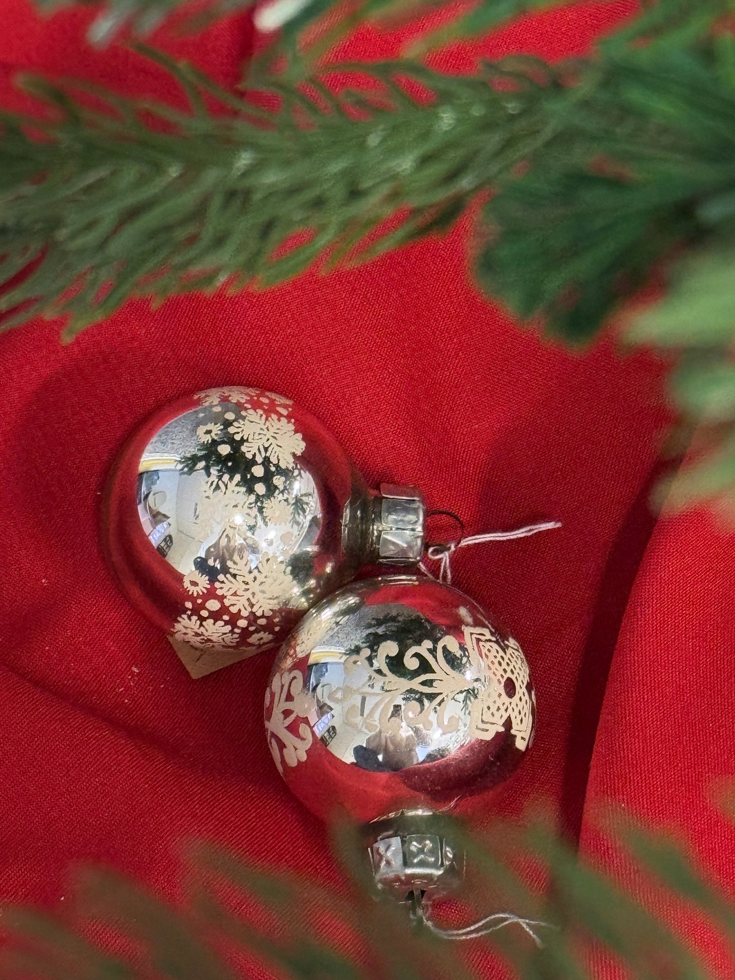 Set van 2 vintage mondgeblazen zilveren kerstballen met sneeuwvlokjes