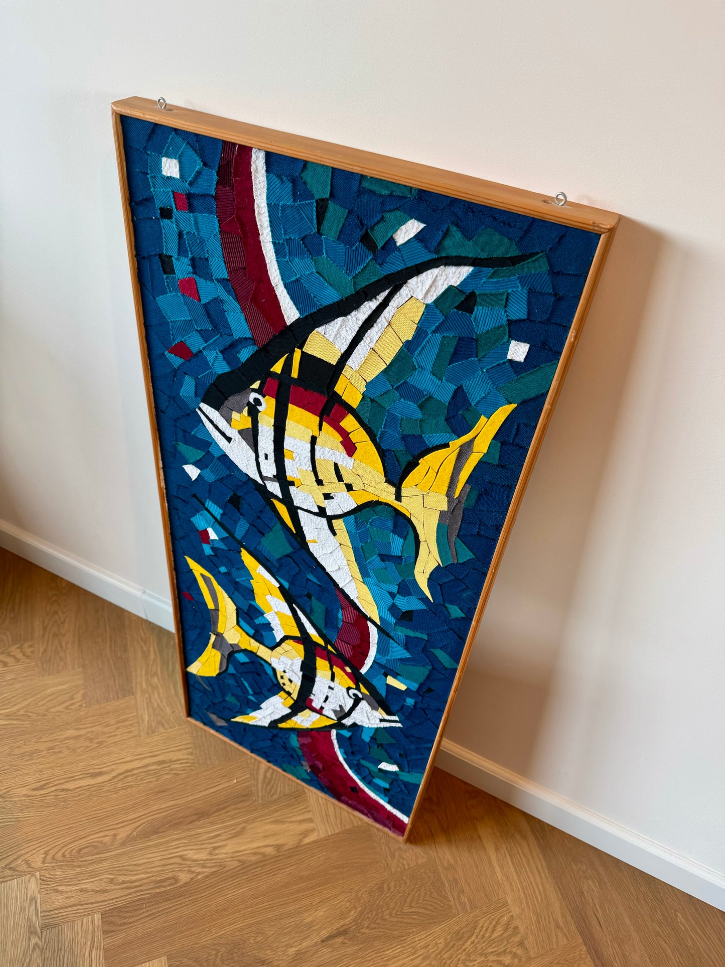 Textielkunstwerk vissen met houten lijst (106x47cm)