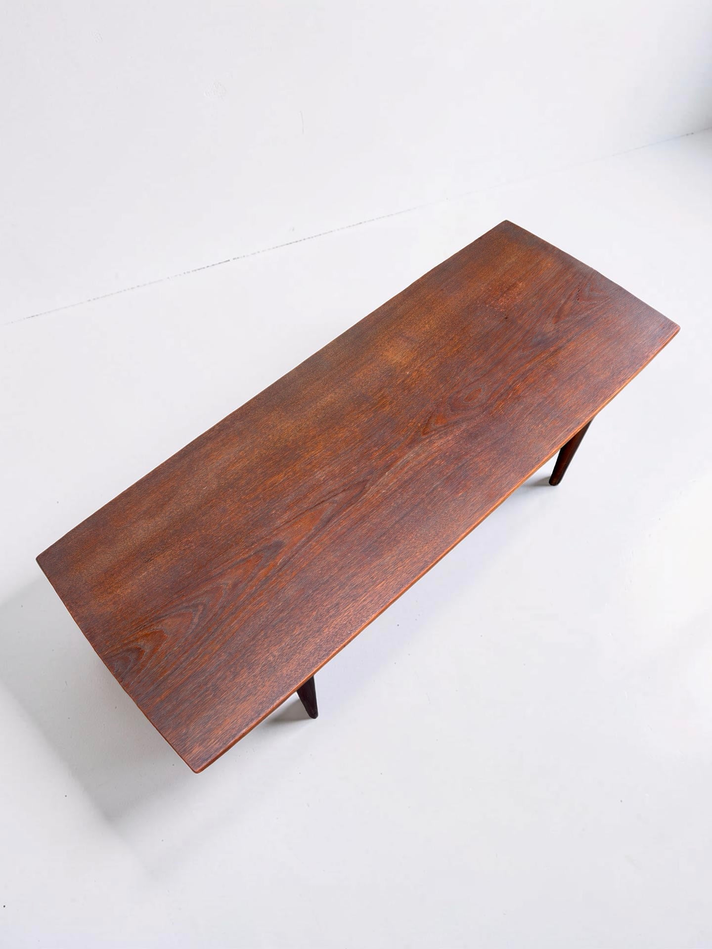 Vintage salontafel met lectuurrek, jaren 60