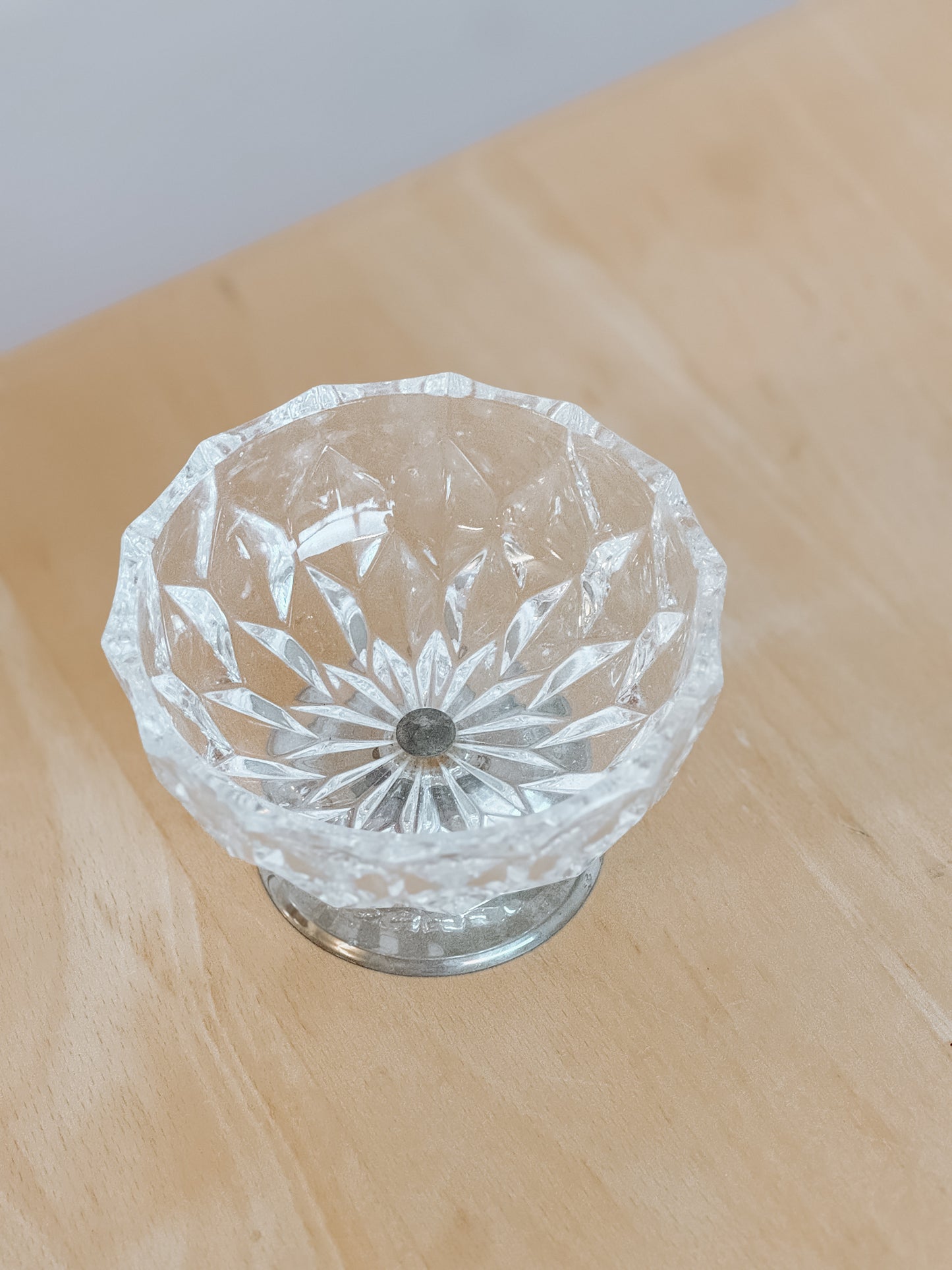 Glazen bonbon schaaltje op zilveren voet