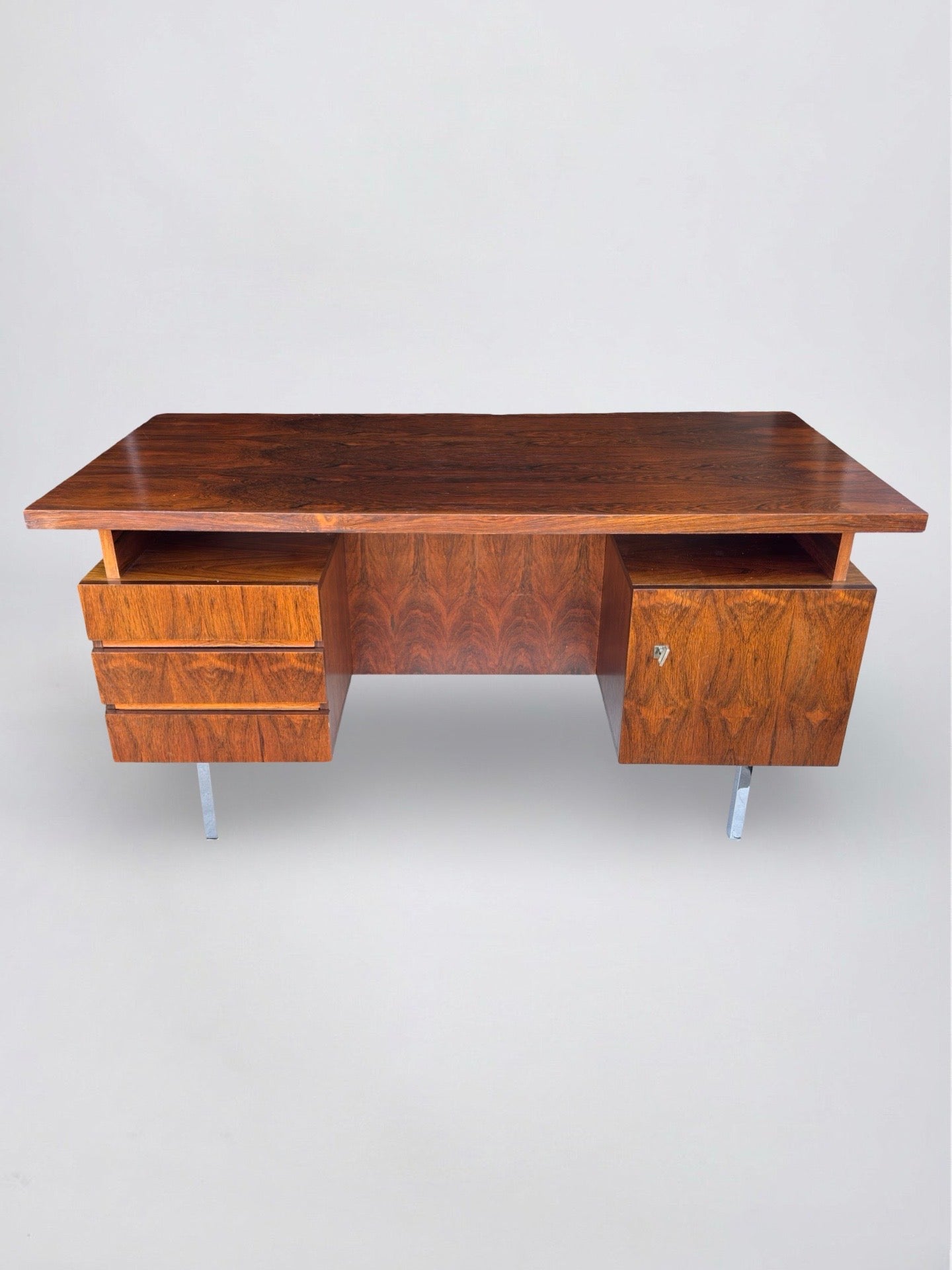 Vrijstaand vintage palissander bureau, jaren 60