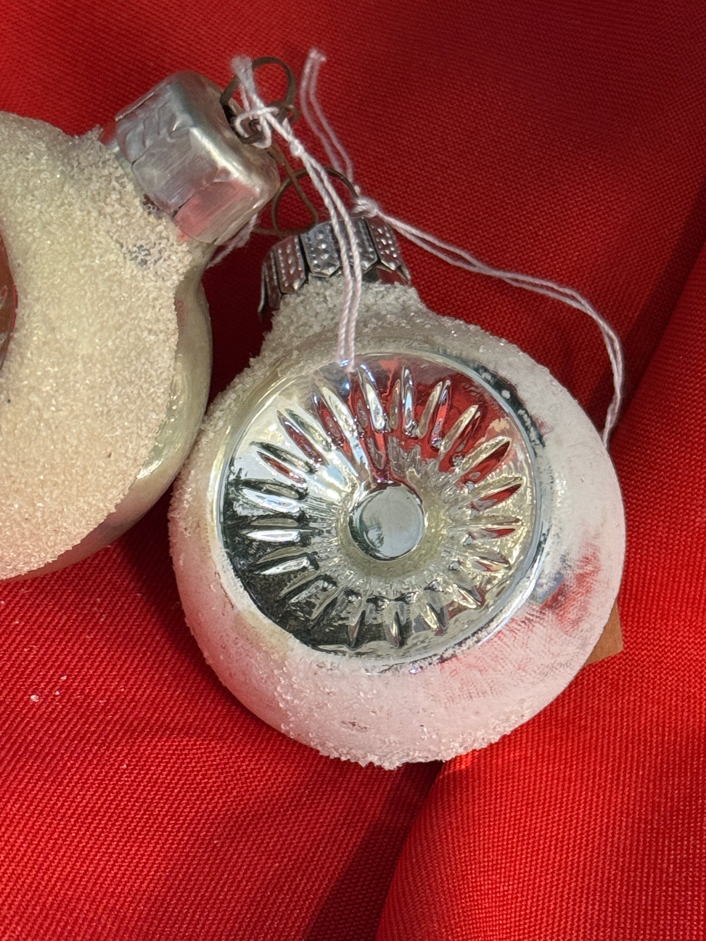 Set van 2 vintage zilveren deuk kerstballen