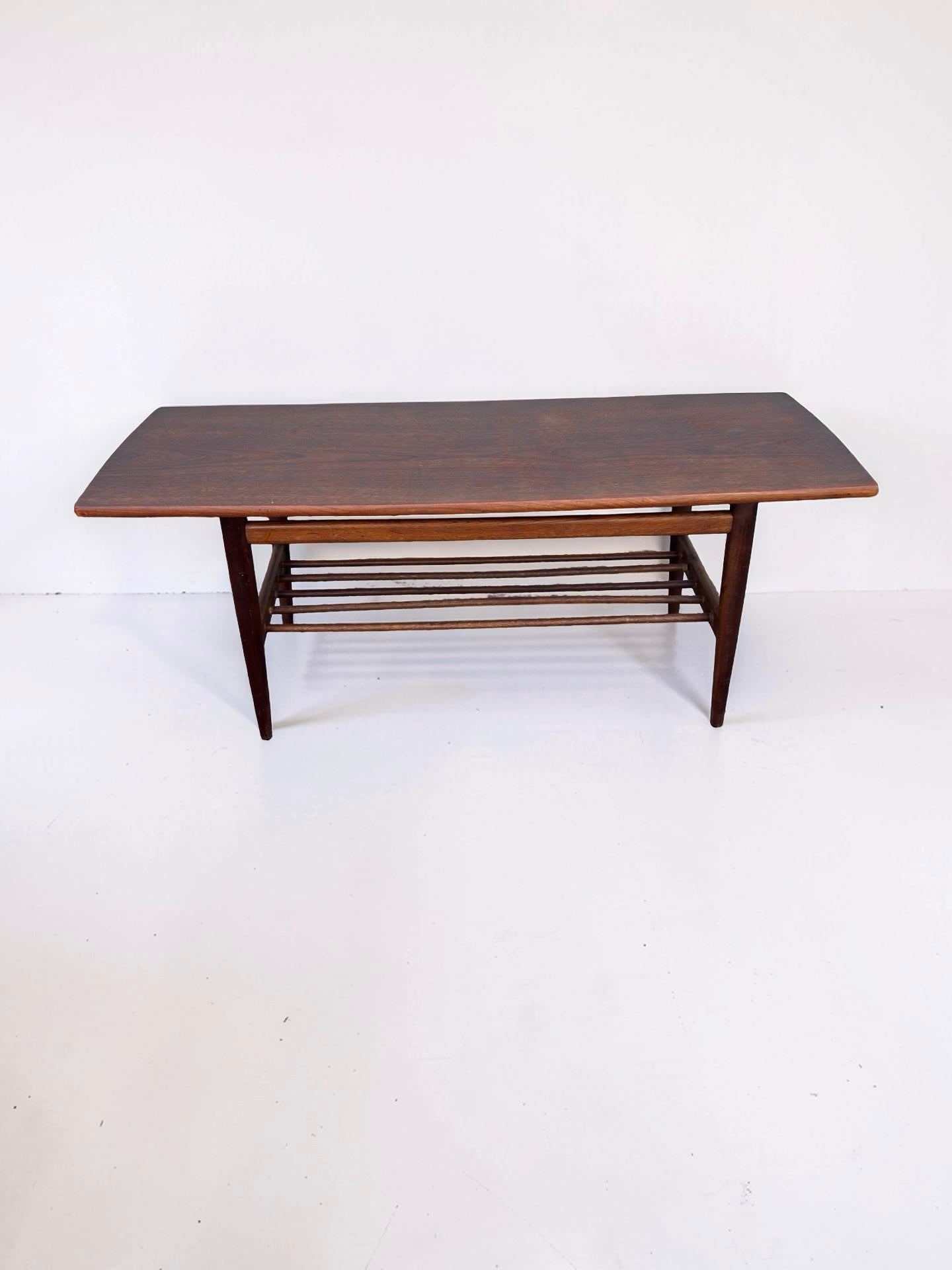Vintage salontafel met lectuurrek, jaren 60