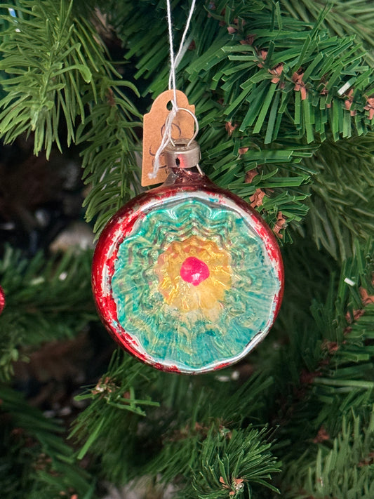 Antieke mondgeblazen deuk kerstbal met handbeschilderde kleuren