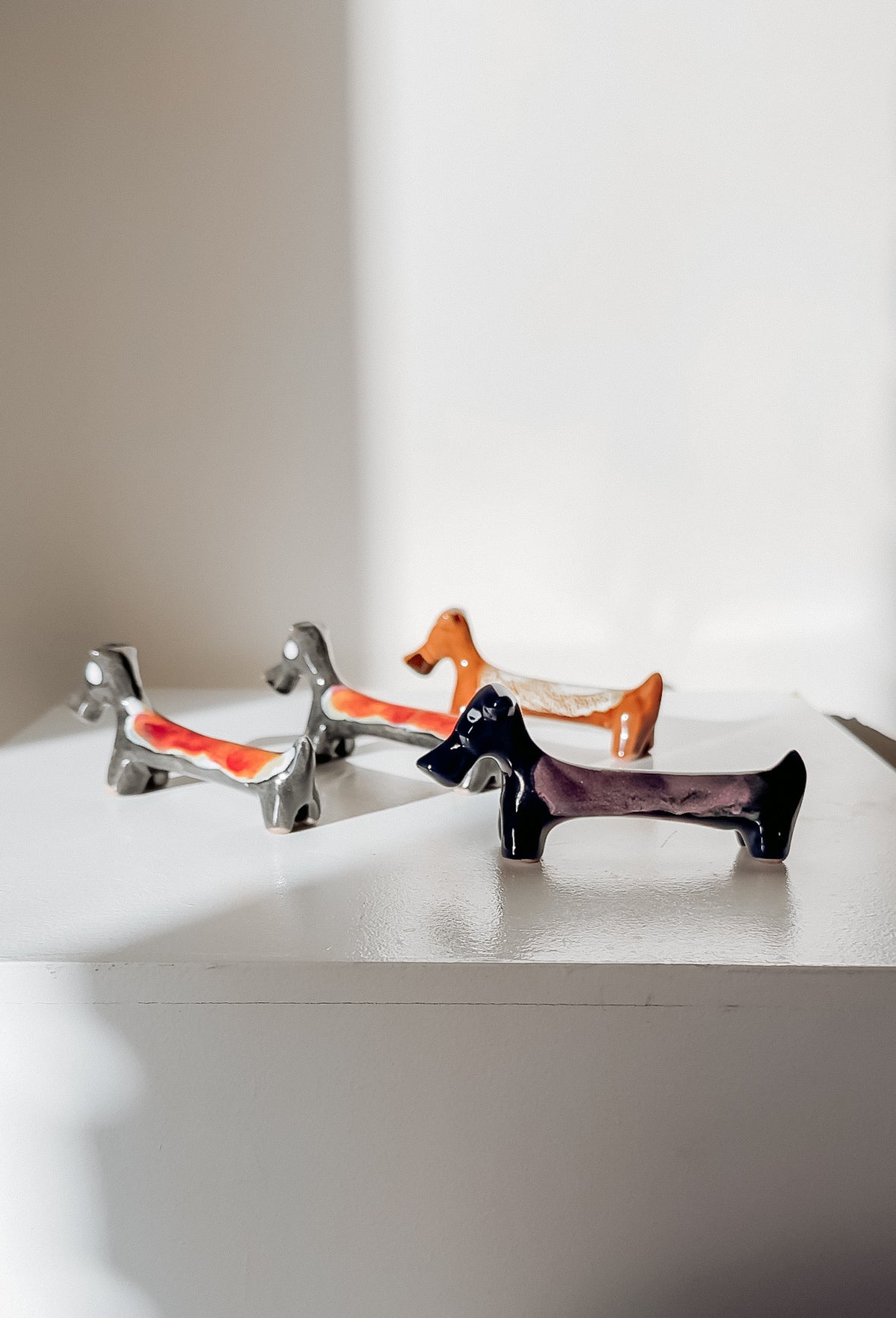 Set van 4 handbeschilderde keramieken teckel messenleggers (2 sets beschikbaar)