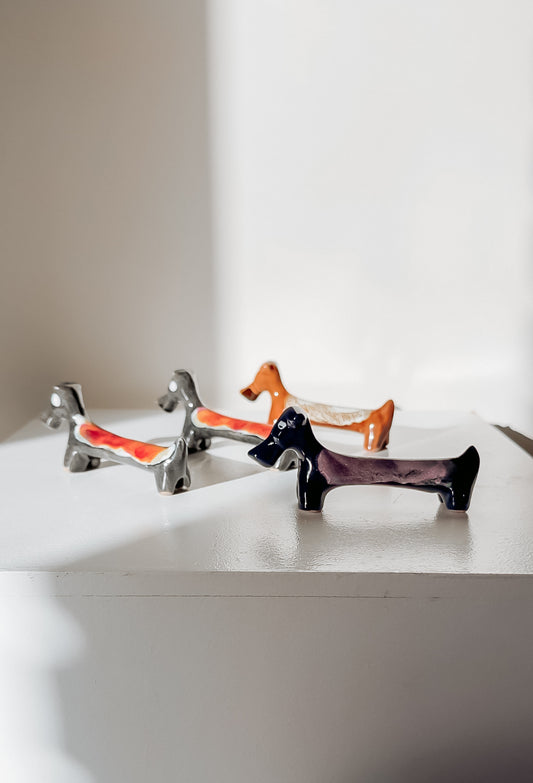 Set van 4 handbeschilderde keramieken teckel messenleggers (2 sets beschikbaar)