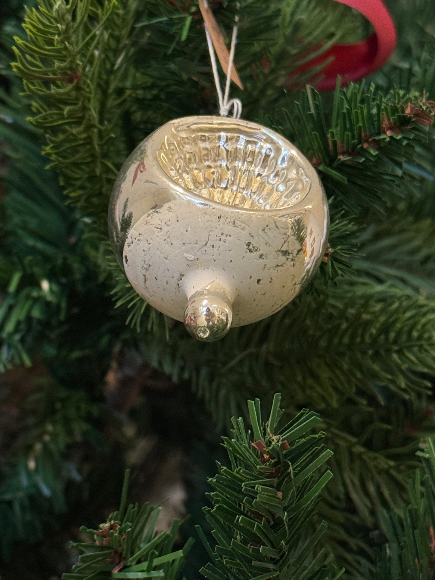 Antieke mondgeblazen deuk kerstbal met druppel