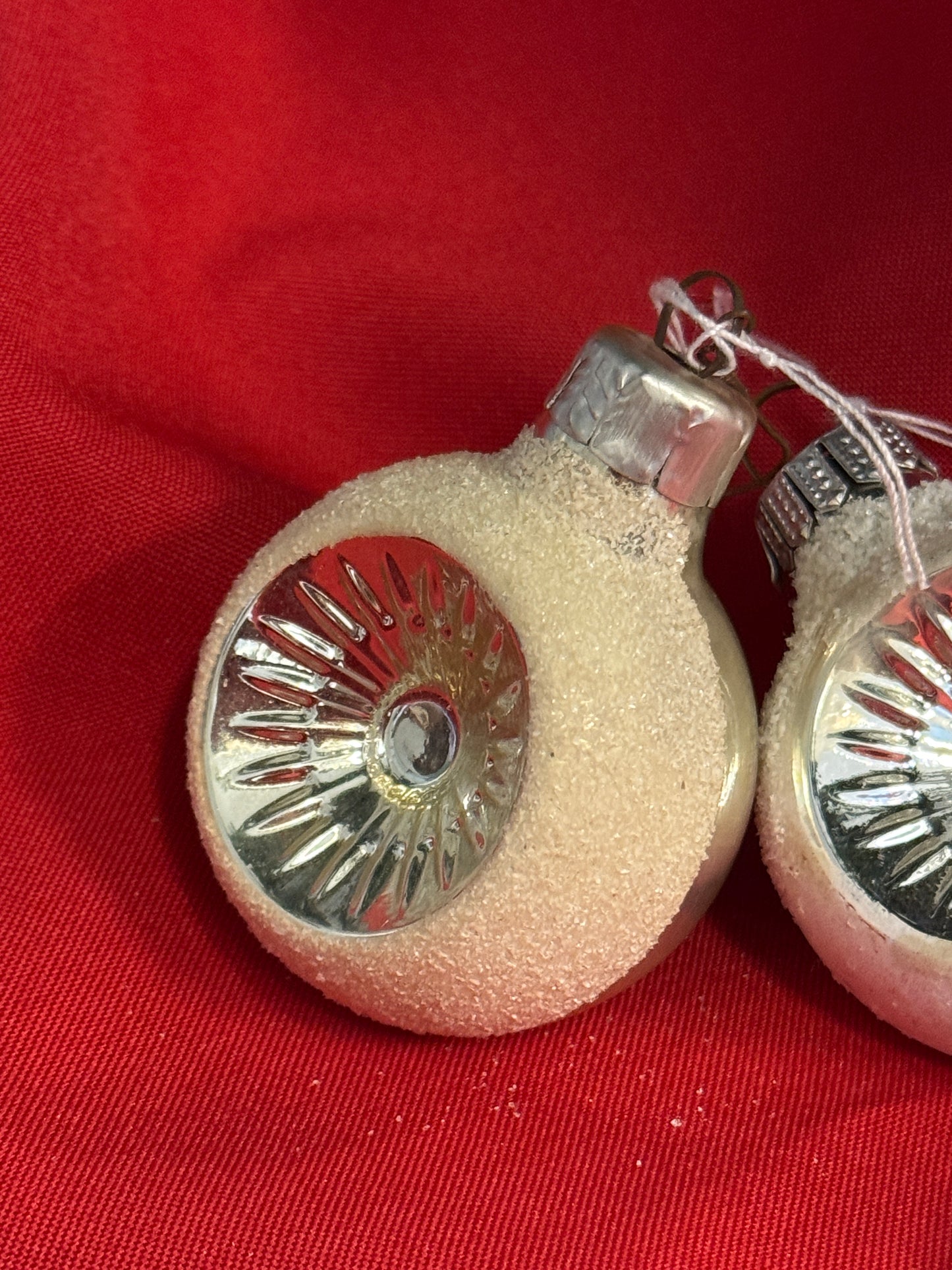 Set van 2 vintage zilveren deuk kerstballen