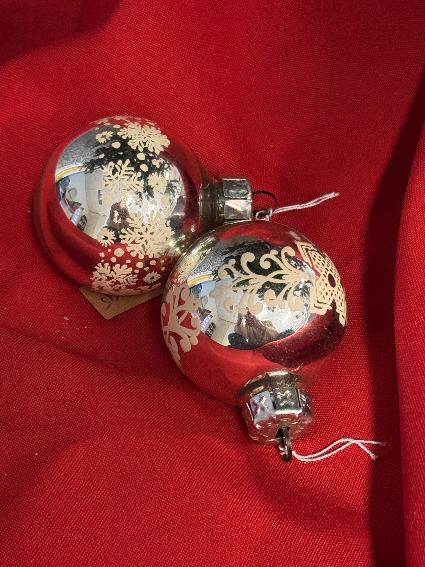 Set van 2 vintage mondgeblazen zilveren kerstballen met sneeuwvlokjes