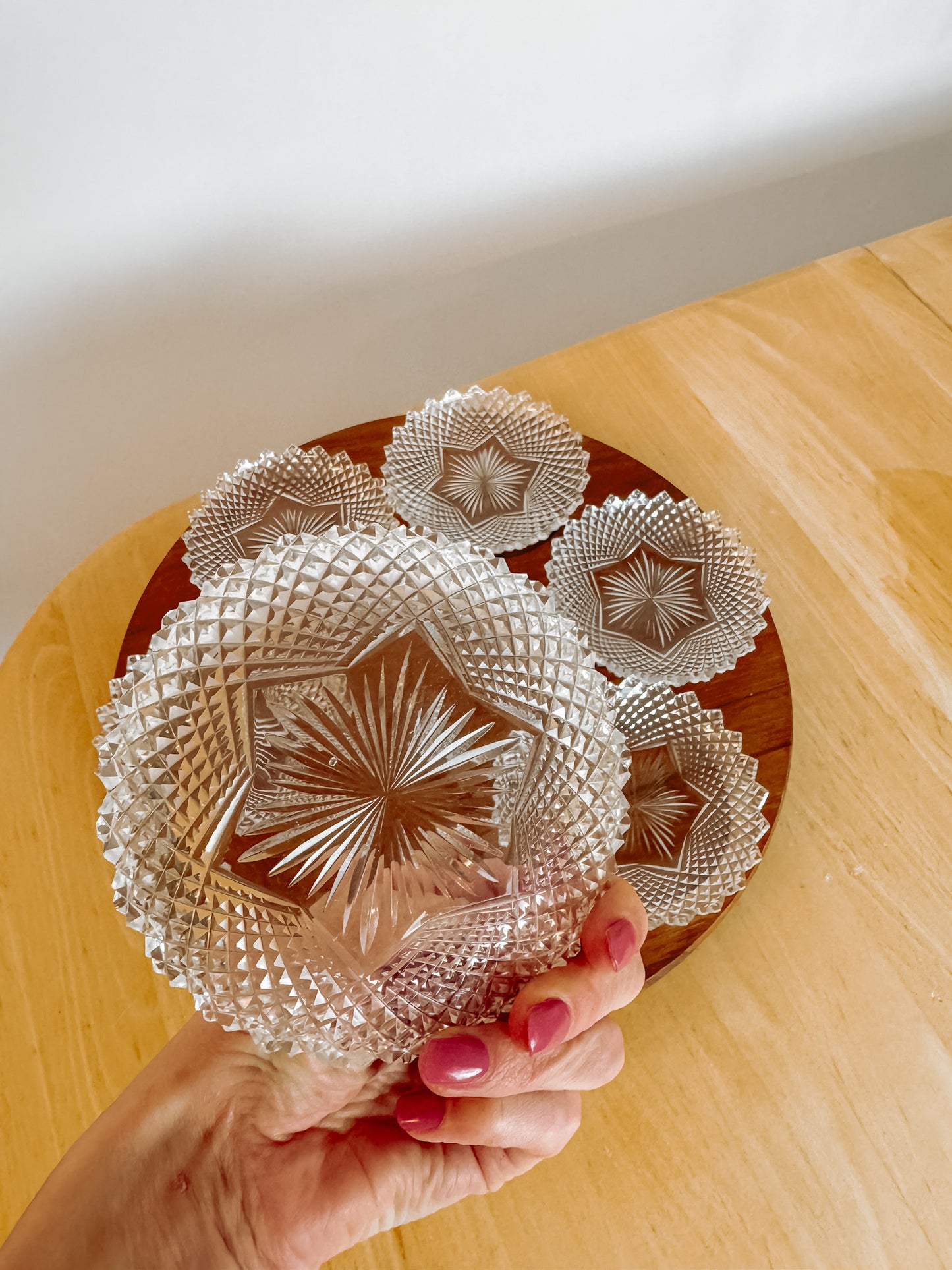 Teakhouten "Lazy Susan" draaibaar borrelplateau met kristalglazen schaaltjes