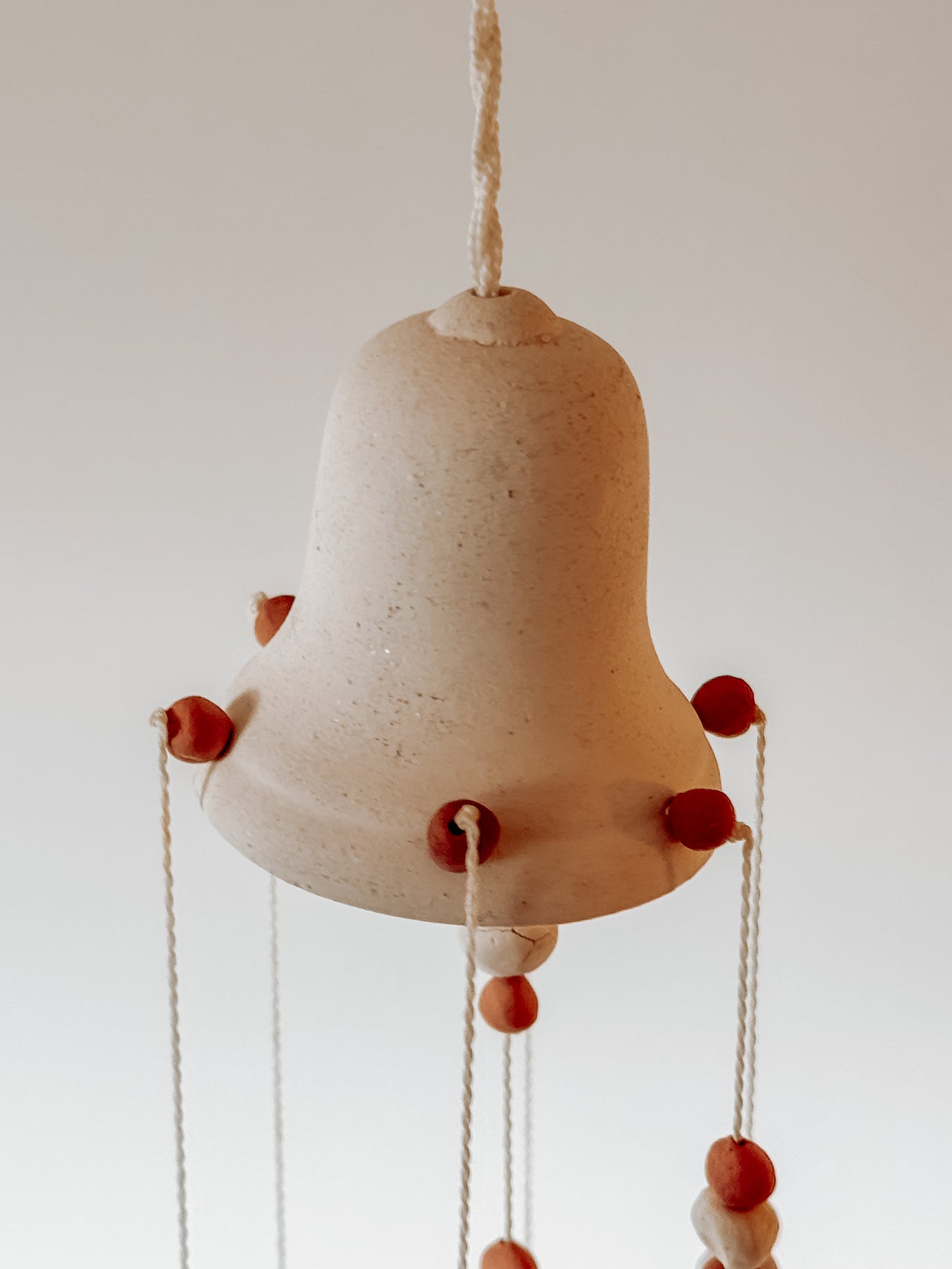 Keramieken windgong met bel aan bovenkant - vintage handgemaakte hanger - 60cm
