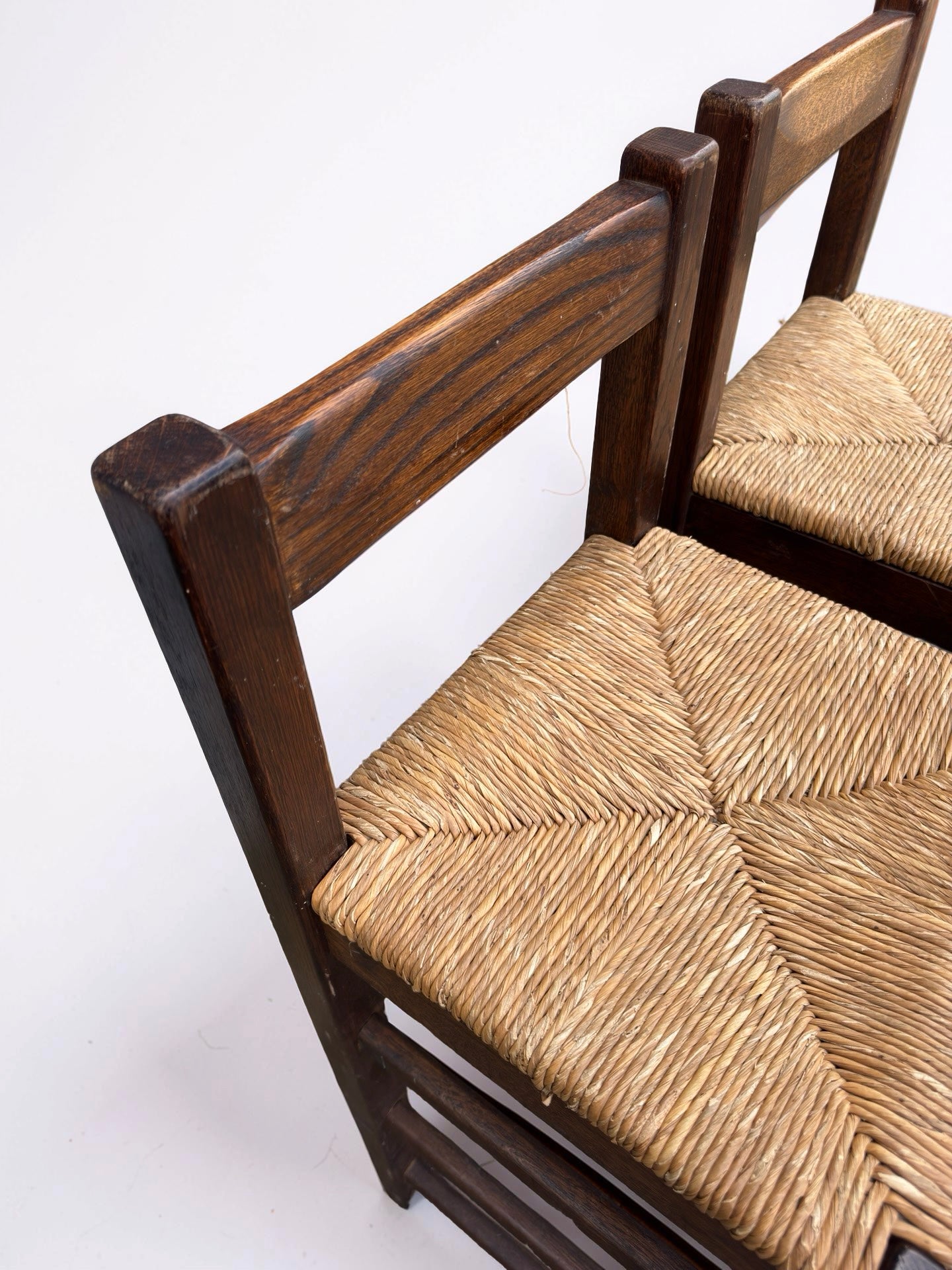 Set van 2 vintage houten barkrukken met biezen zitting