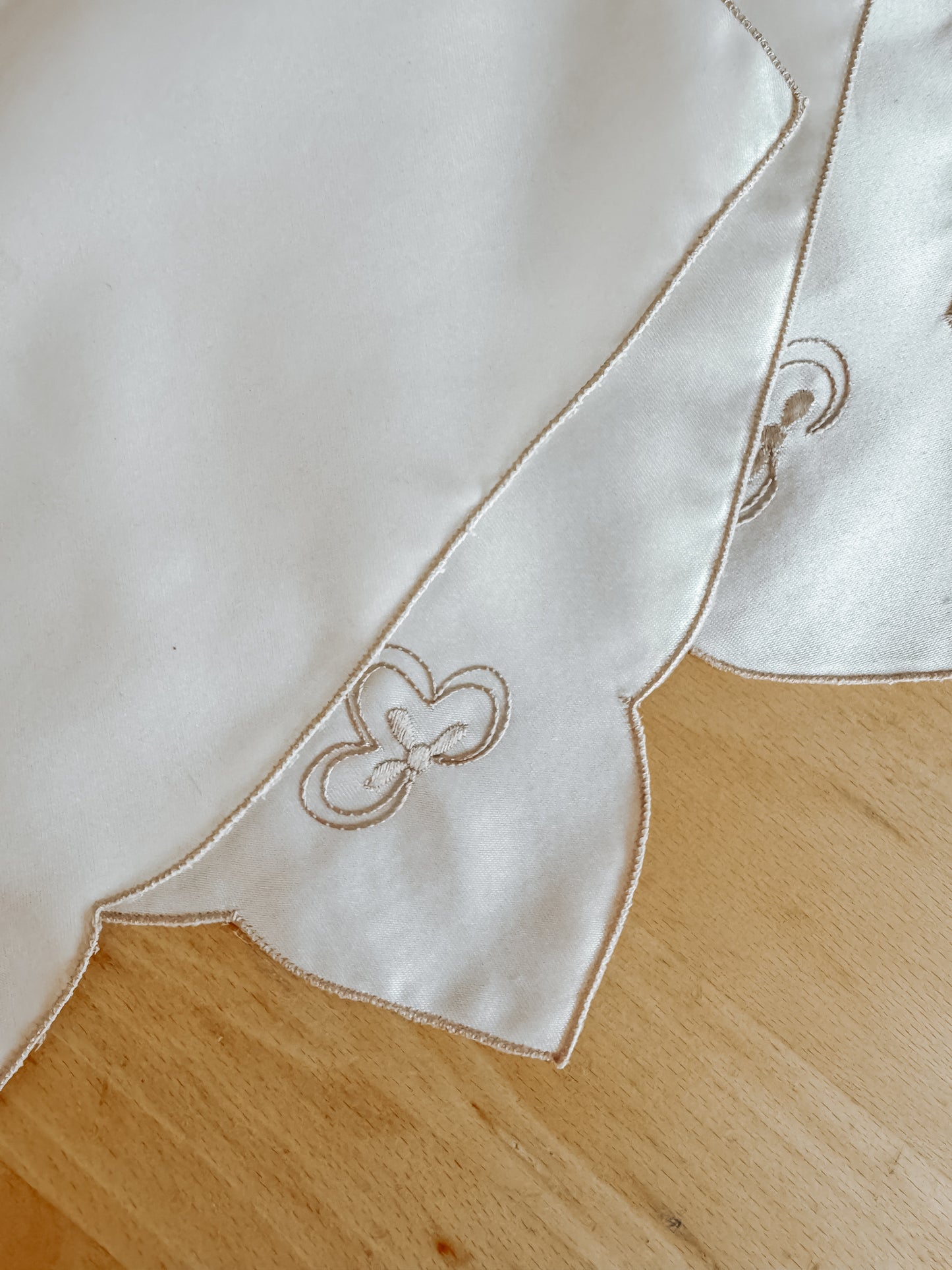 Set van 4 vintage witte satijnen servetten