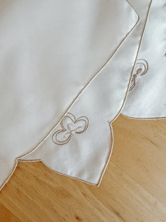 Set van 4 vintage witte satijnen servetten