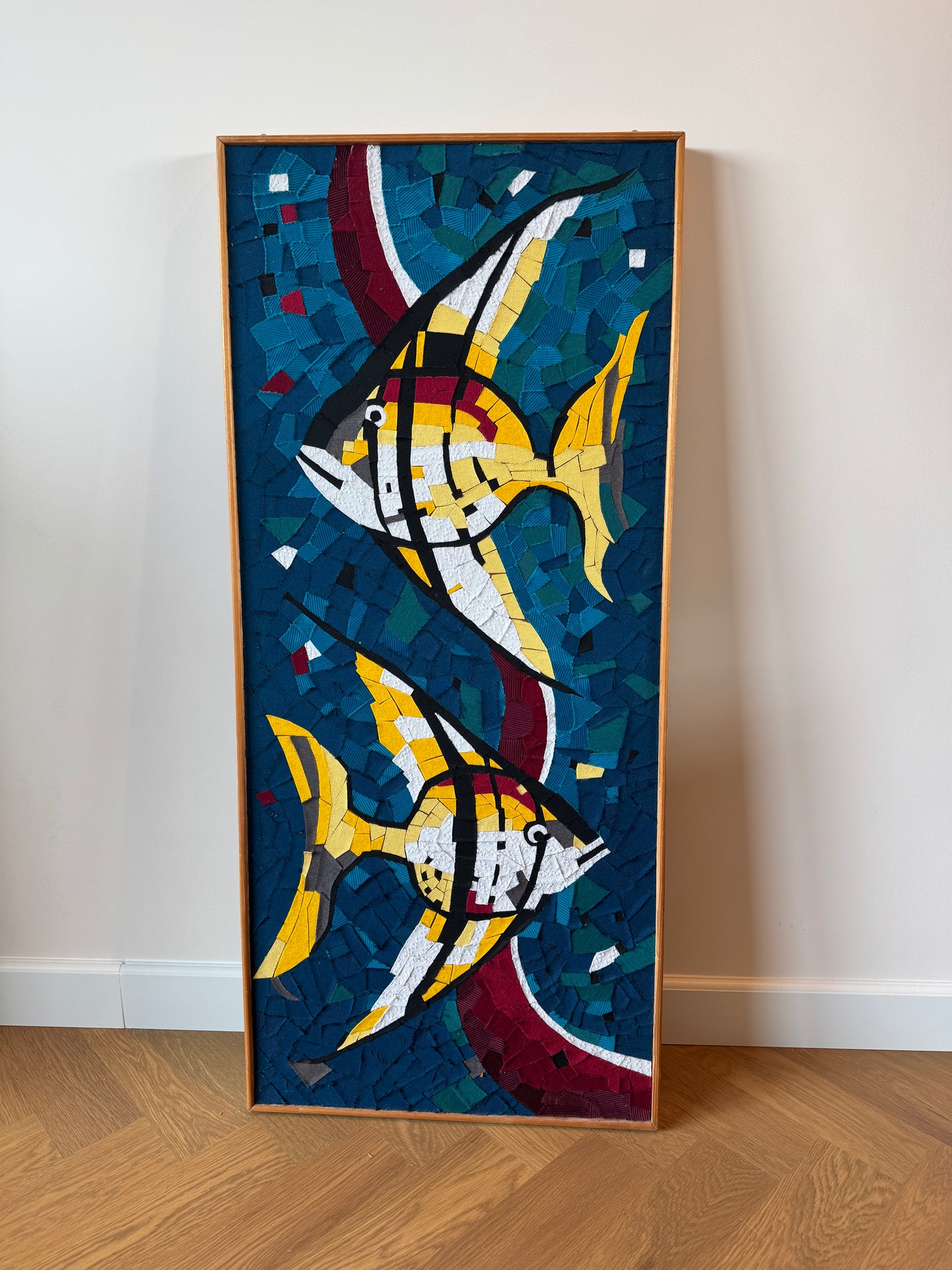 Textielkunstwerk vissen met houten lijst (106x47cm)