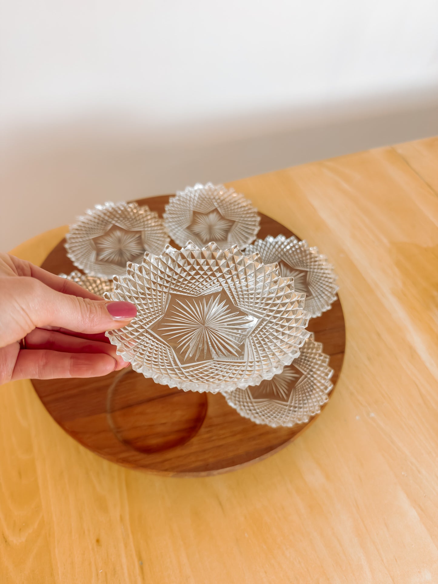 Teakhouten "Lazy Susan" draaibaar borrelplateau met kristalglazen schaaltjes
