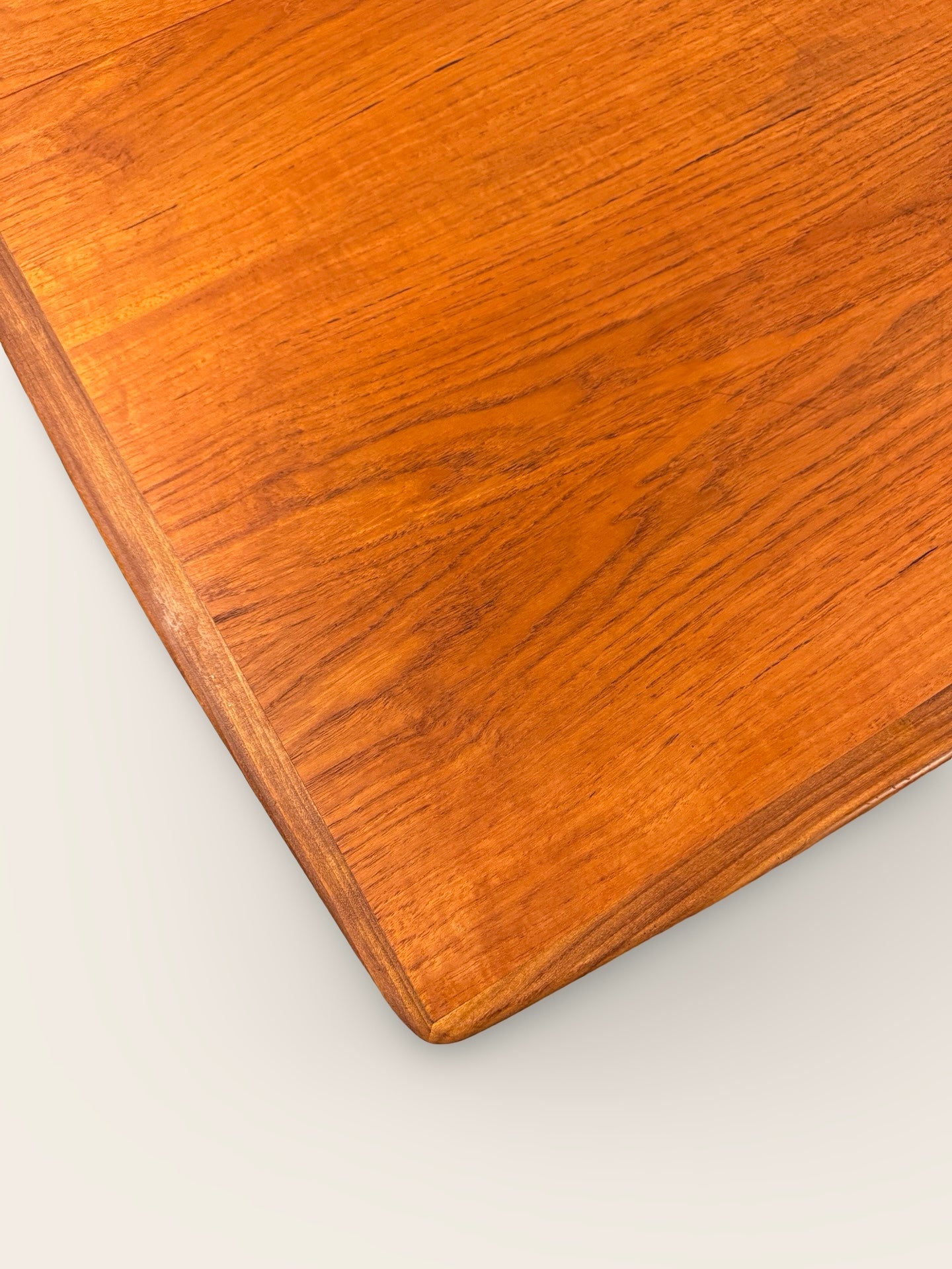 Uitschuifbare eettafel van Louis van Teeffelen voor Wébé