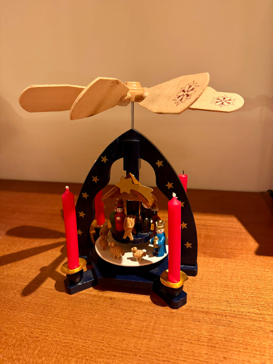 Kleine donkerblauwe Weihnachtspiramide met kerststalletje