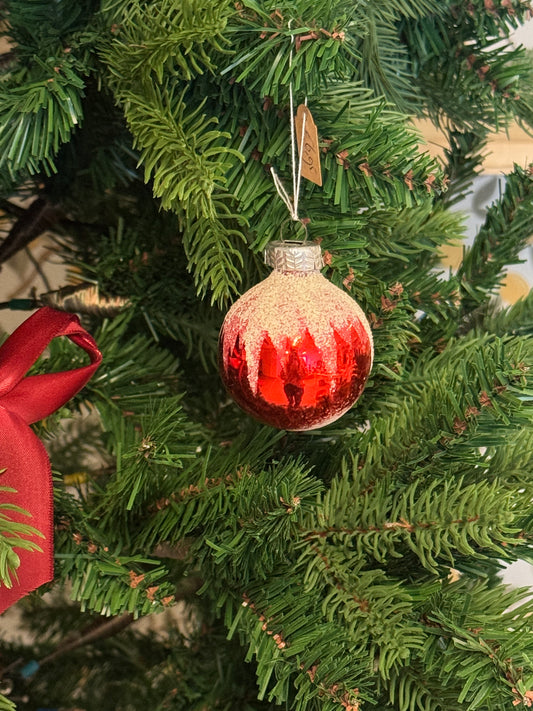 Vintage rode glazen kerstbal