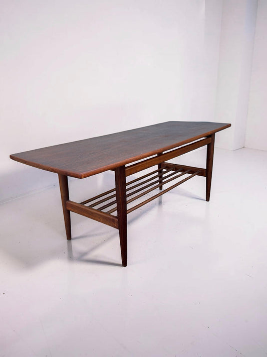 Vintage salontafel met lectuurrek, jaren 60