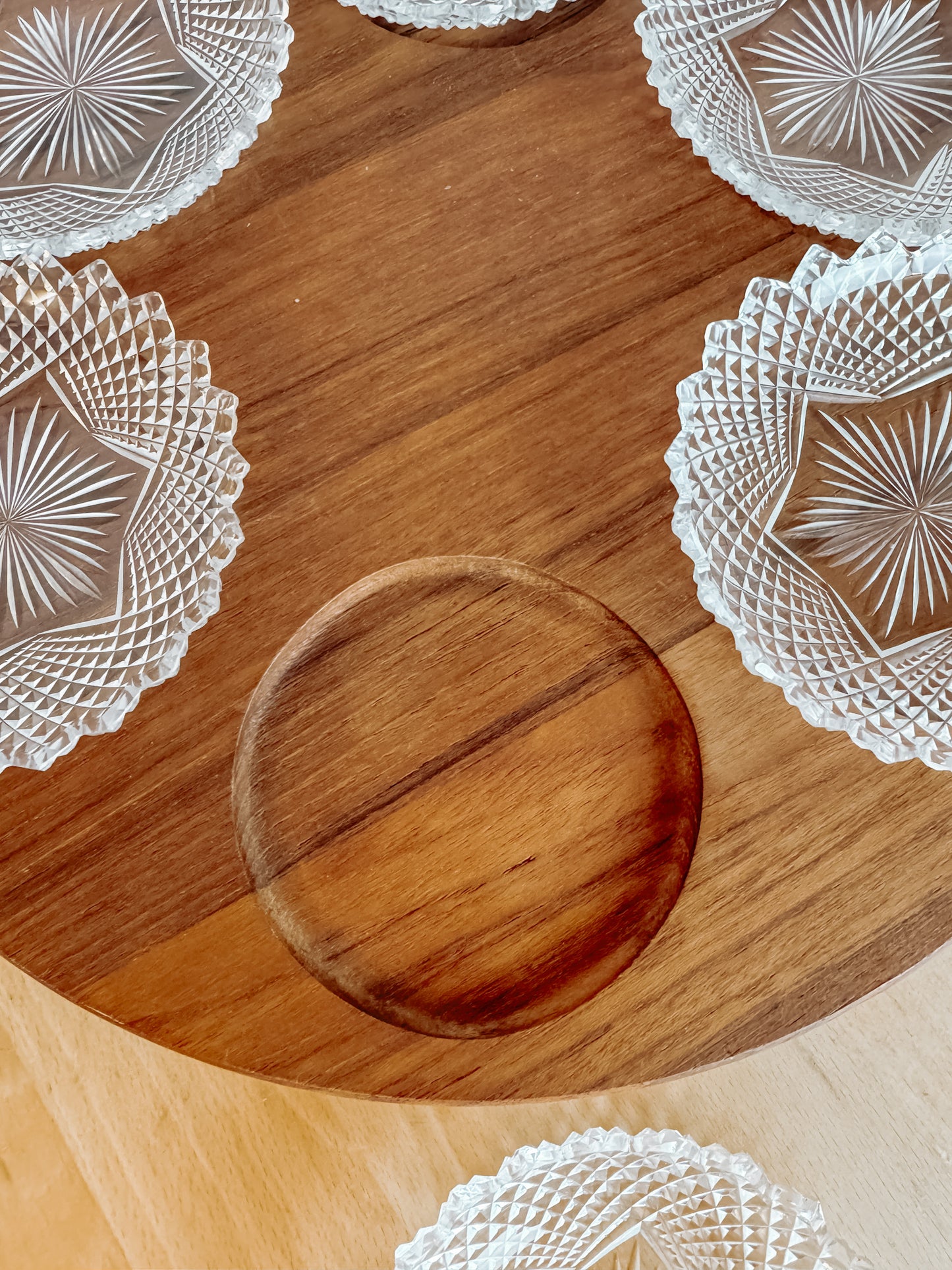 Teakhouten "Lazy Susan" draaibaar borrelplateau met kristalglazen schaaltjes