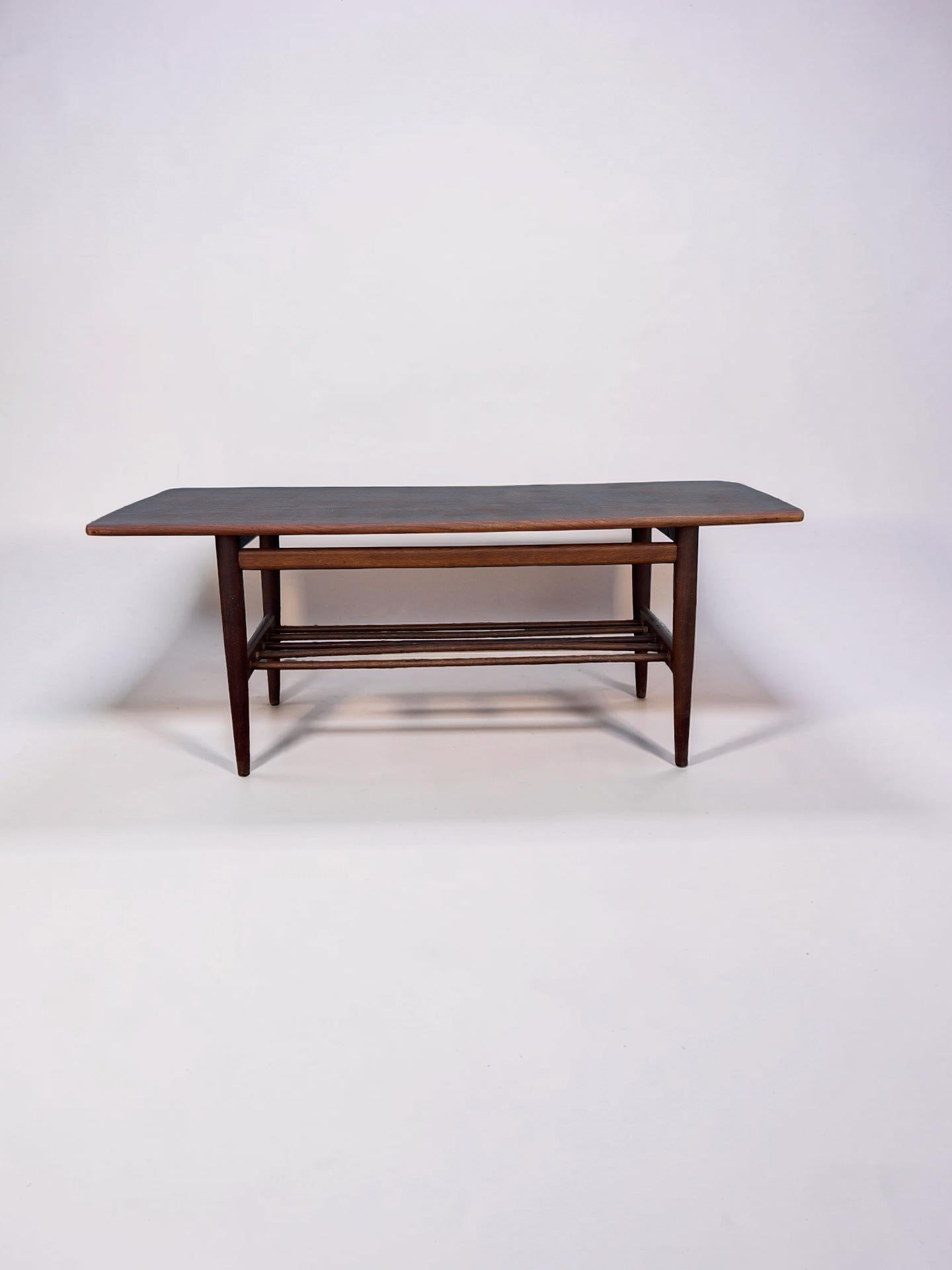 Vintage salontafel met lectuurrek, jaren 60
